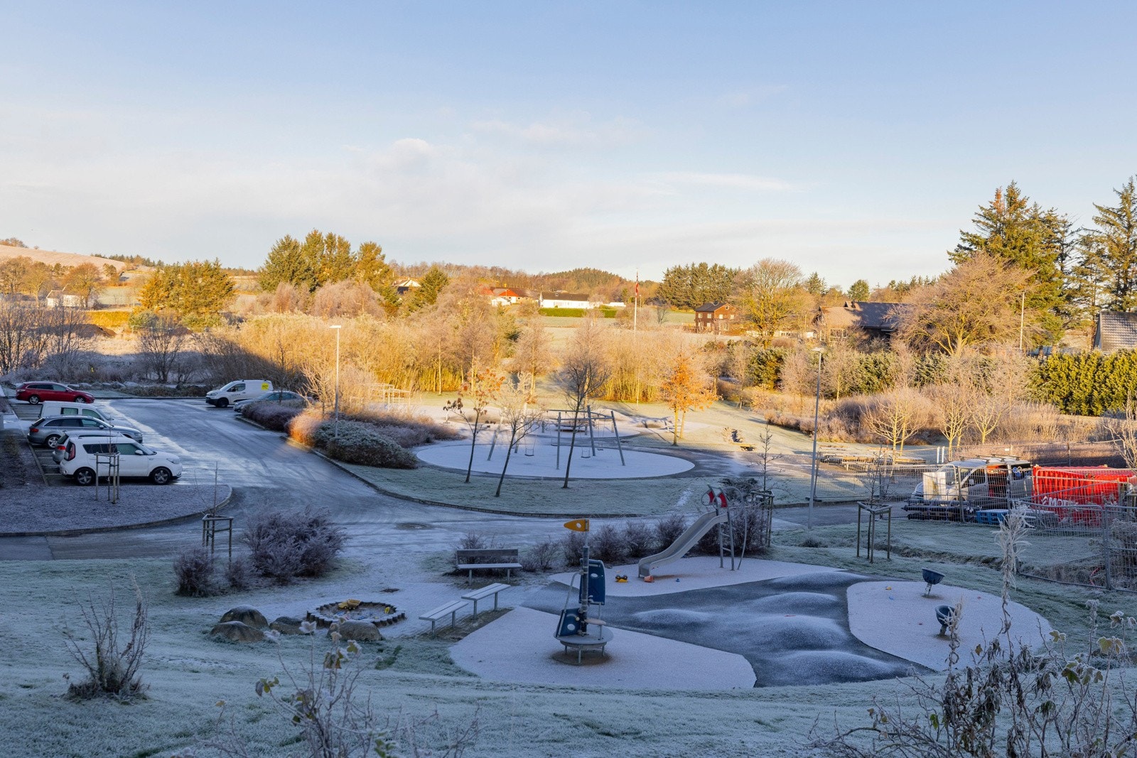 Kjekke lekeplasser i området for de minste. Galleribilde
