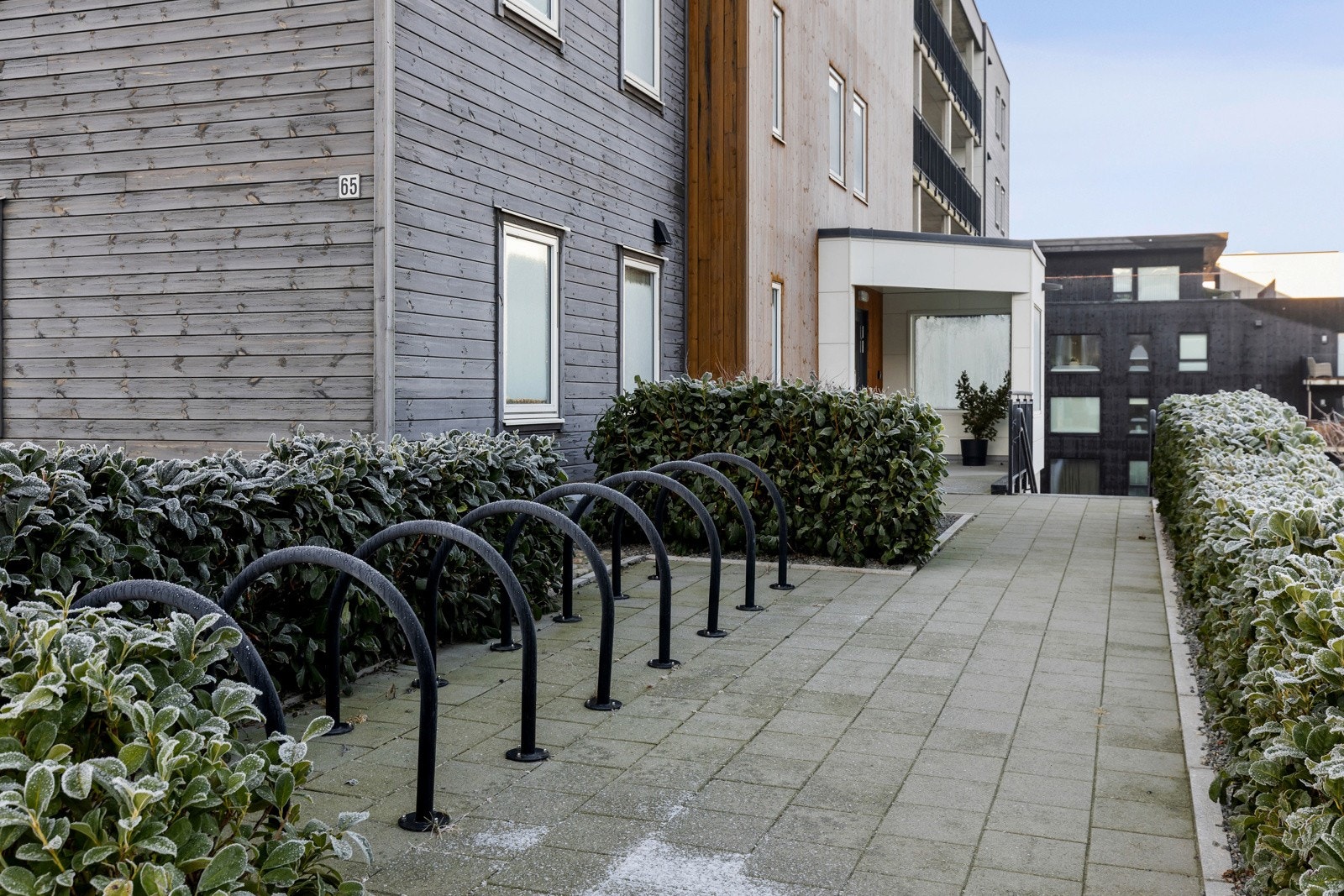 Uteområdet i sameiet er pent opparbeidet og innbydende. Galleribilde