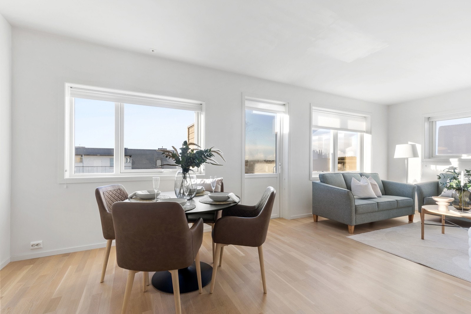 Lysmalte slette vegger, listefritt i tak og parkett på gulv. Galleribilde