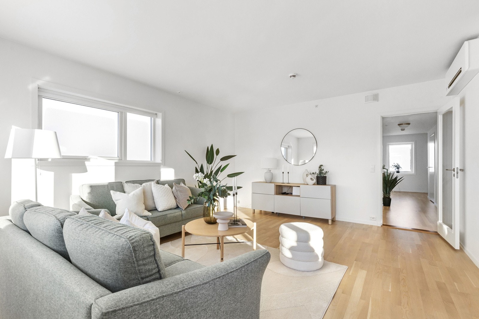 Praktisk med dør mellom stue og gang. Galleribilde