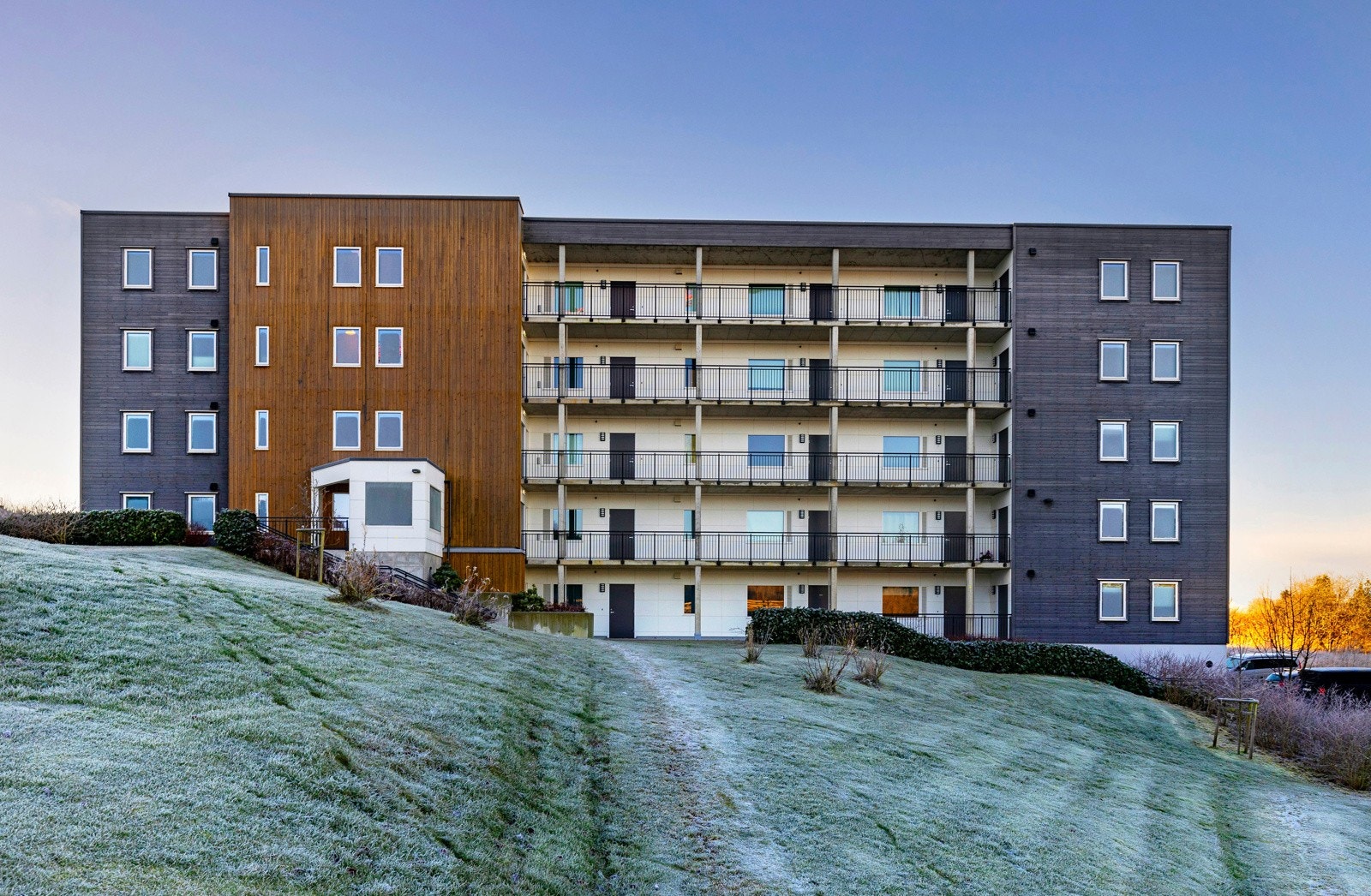 Velholdt og attraktiv boligblokk. Galleribilde