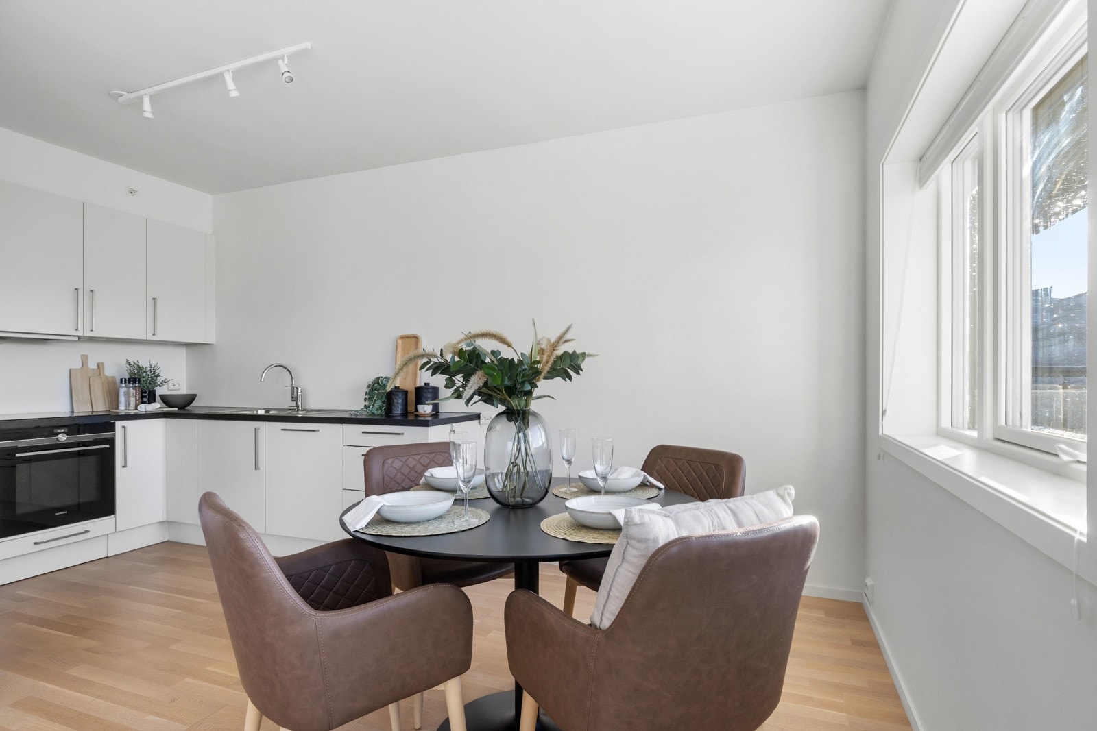 Kjøkkenet ligger akkurat passe skjermet fra resten av stuen. Galleribilde