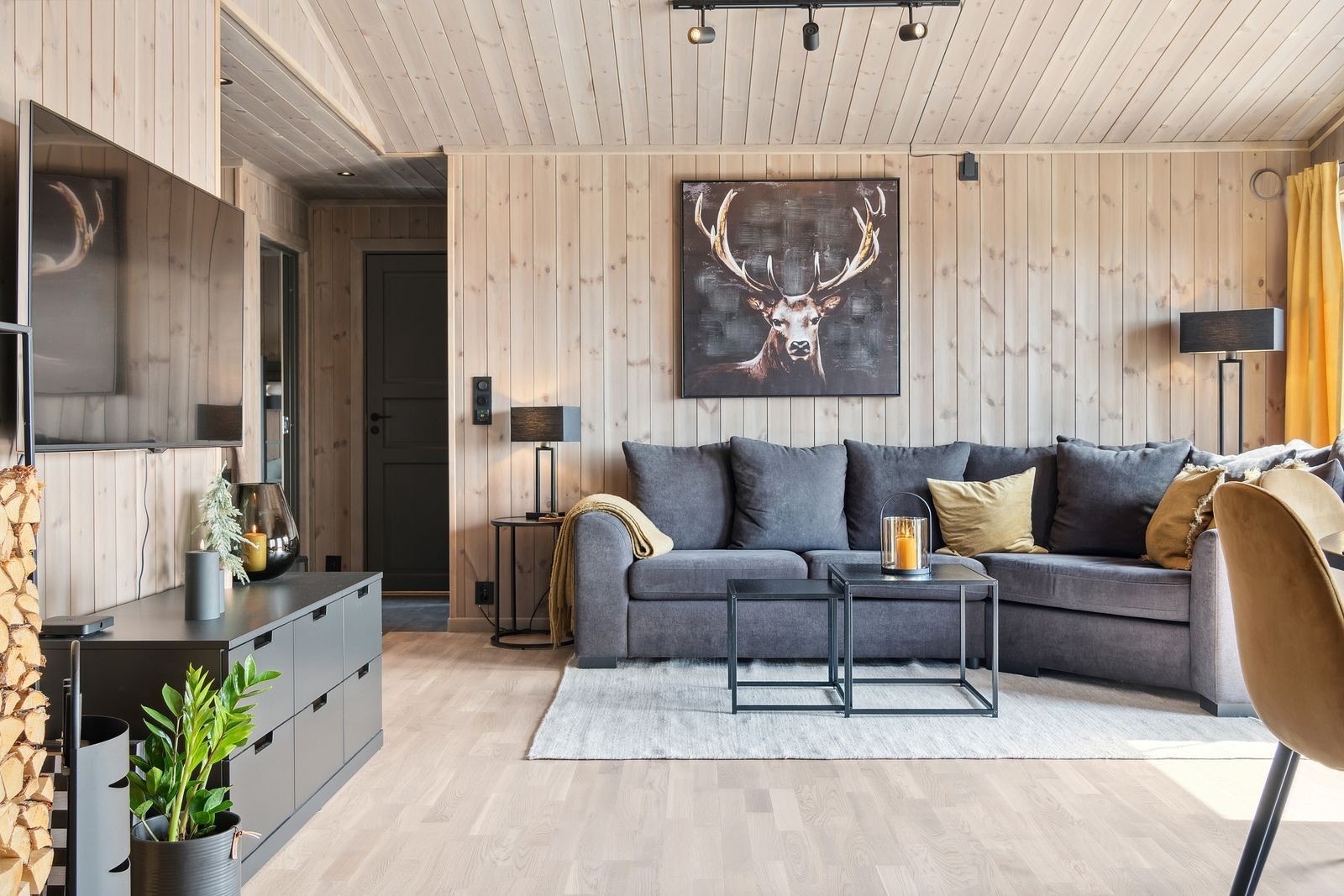 Med alt på ett plan og en gjennomtenkt rominndeling er dette den perfekte hytta for familien som ønsker komfort, funksjonalitet og ekte hytteliv i harmoniske omgivelser. Galleribilde