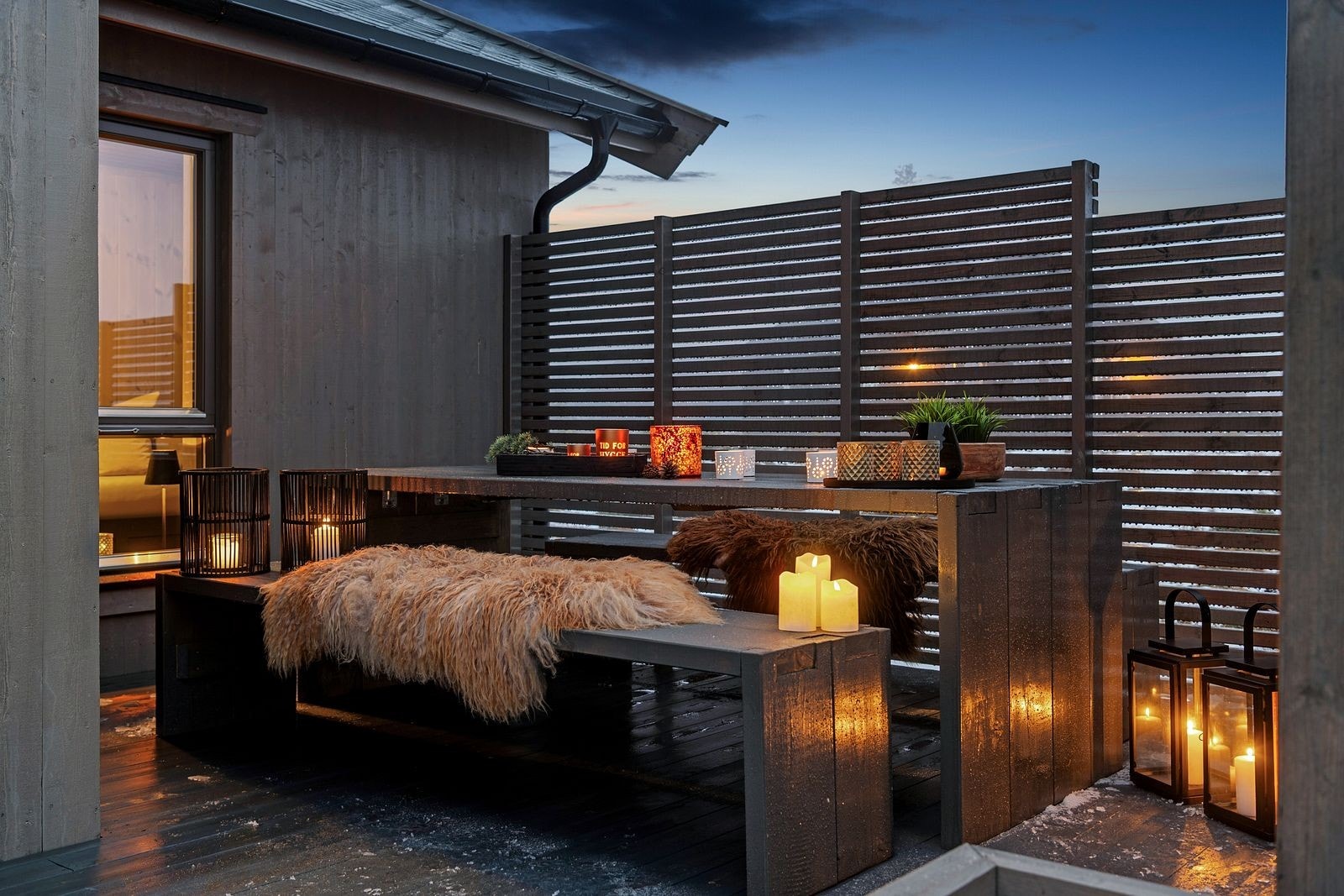 I en lun krok på terrassen er det massive utemøbler som passer perfekt for middager i det fri, sene kvelder og hyggelige stunder med familie og venner mens solen forsvinner bak åsene. Galleribilde