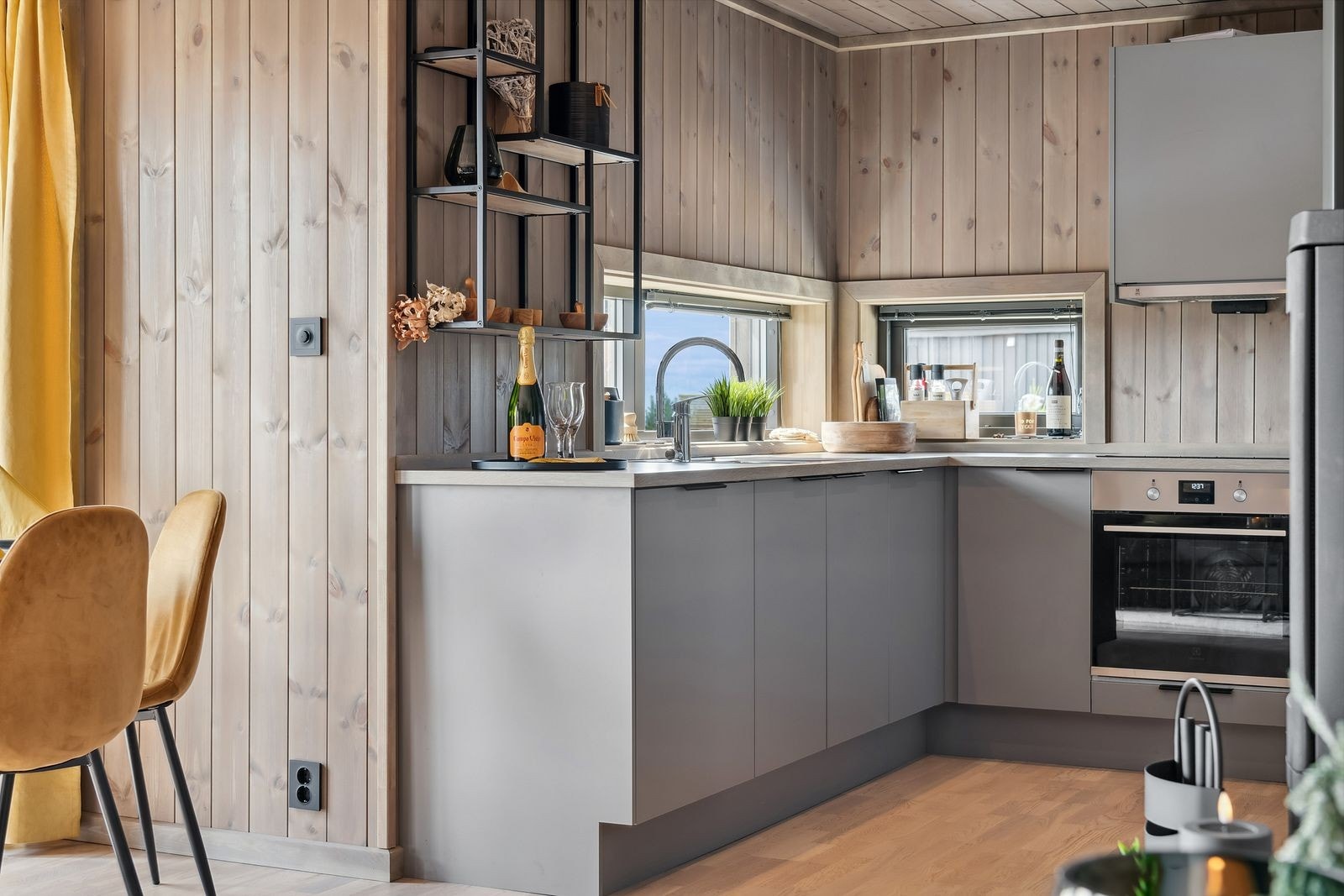 Kjøkkenet er levert av Sigdal og fremstår både moderne og funksjonelt, med slette grå fronter som gir et stilrent og tidløst uttrykk. Galleribilde