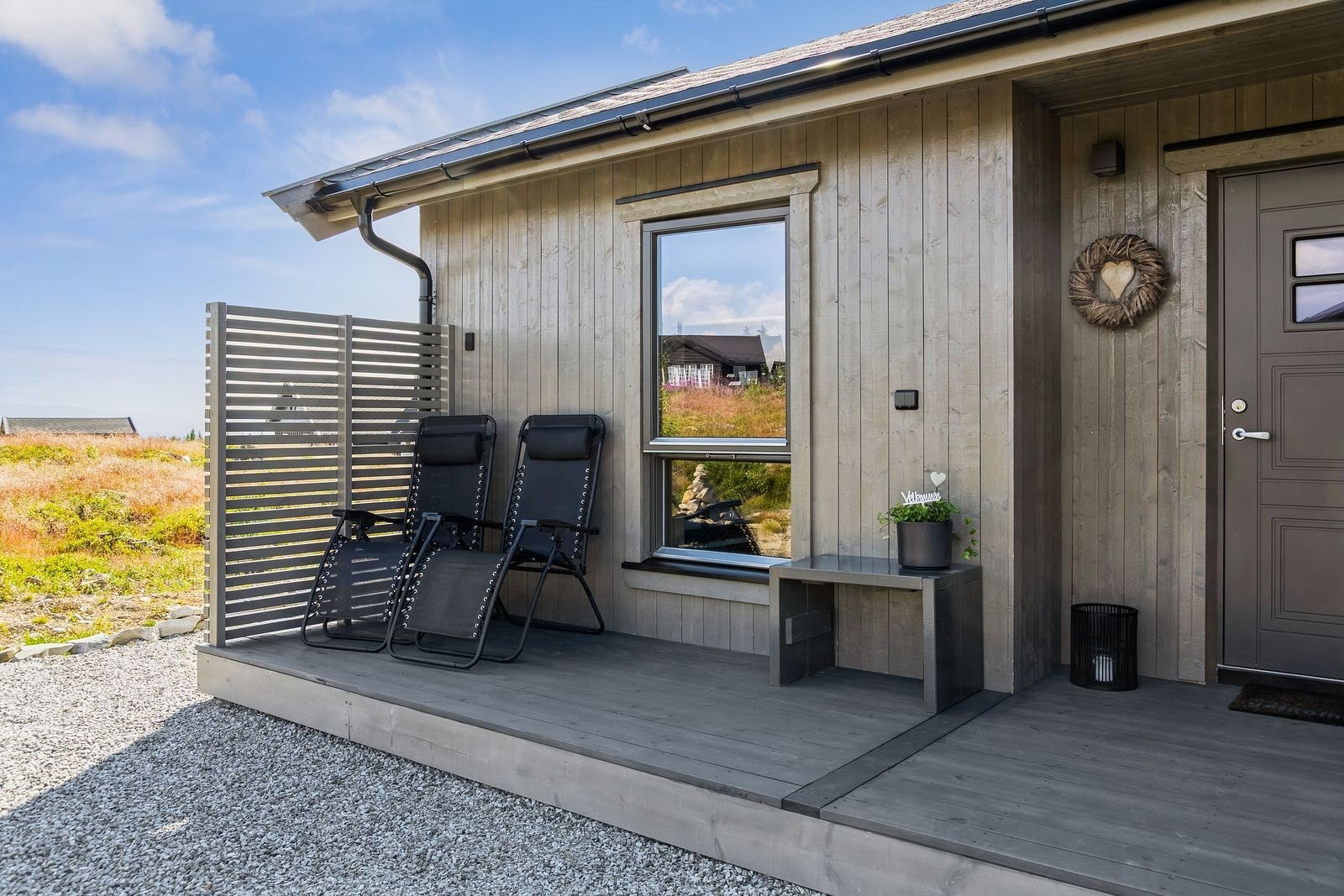 Velkommen inn! I tilknytning til inngangspartiet finner du en praktisk sportsbod samt vednisje delvis under tak. Galleribilde