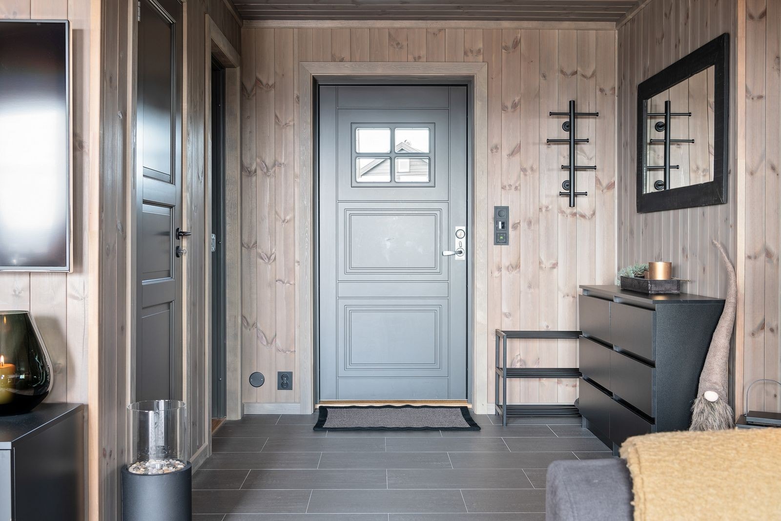 Praktiske fliser i entré med gulvvarme. I tilknytning til entré har man adkomst videre til baderom og teknisk rom/bod. Galleribilde