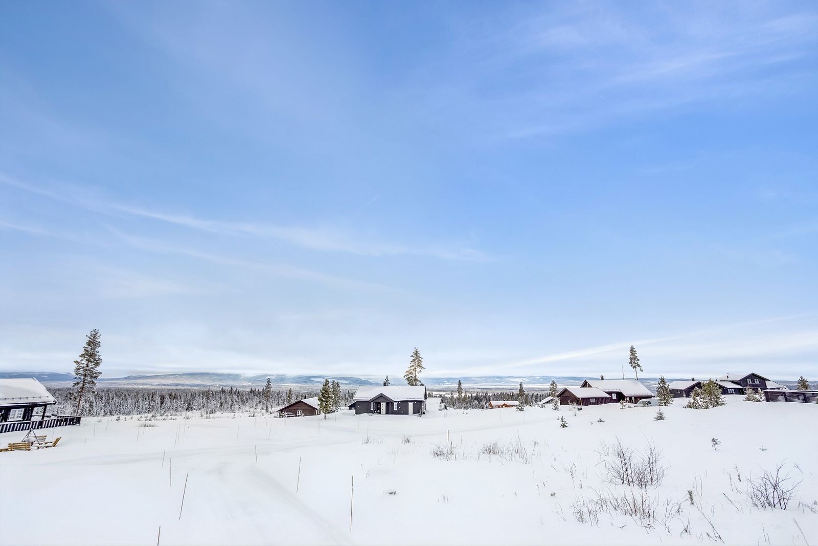 De åpne områdene mellom hyttene og den naturnære utformingen gjør at hyttefeltet beholder sin lune og genuine fjellfølelse, selv når snøen ligger dyp. Galleribilde