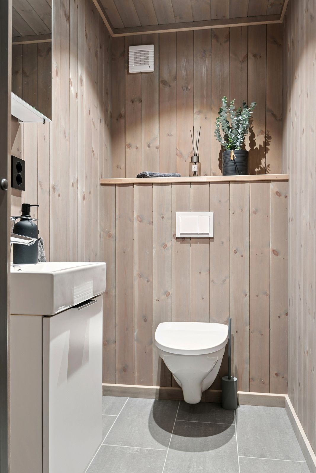 I tillegg finnes et separat WC-rom, en løsning som mange hytteeiere setter stor pris på. WC-rom ligger plassert i gangen mellom soverom 2 og soverom 3. Galleribilde