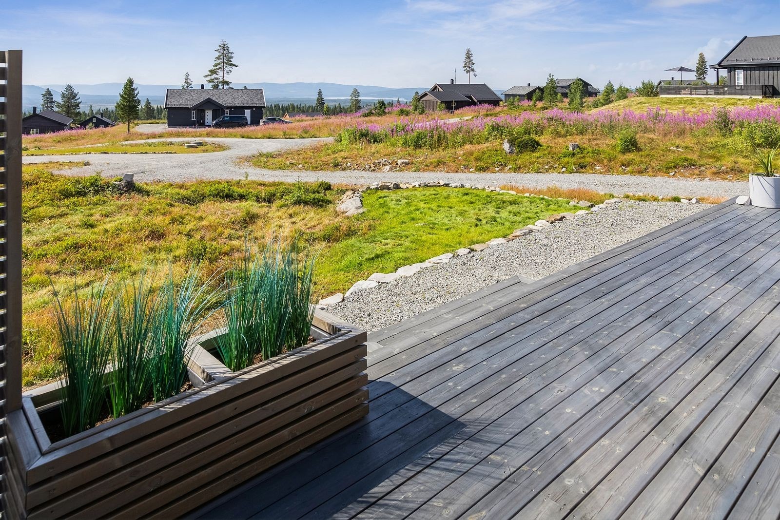 Naturskjønn utsikt til Osensjøen fra den solrike terrassen. Galleribilde