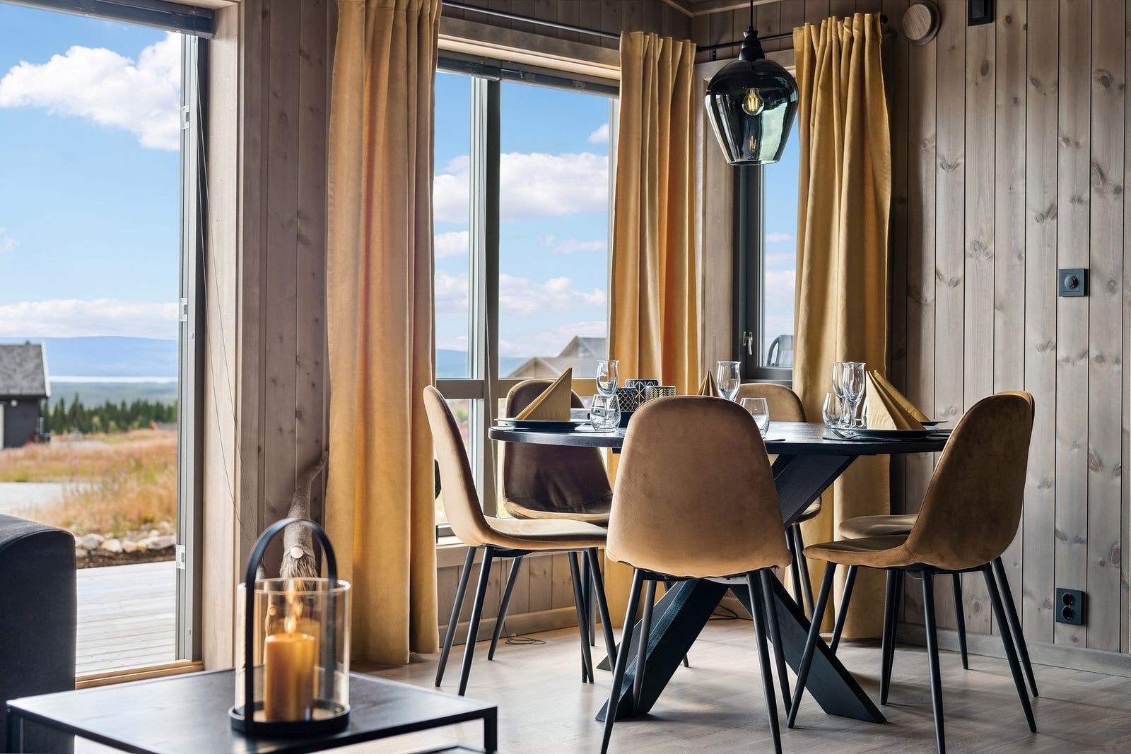 De store vindusflatene slipper inn rikelig med dagslys og lar naturen bli en del av interiøret. Her kan du nyte måltidene med naturskjønn utsikt mot Osen-sjøen, hvor lyset og stemningen skifter i takt med årstidene. Galleribilde
