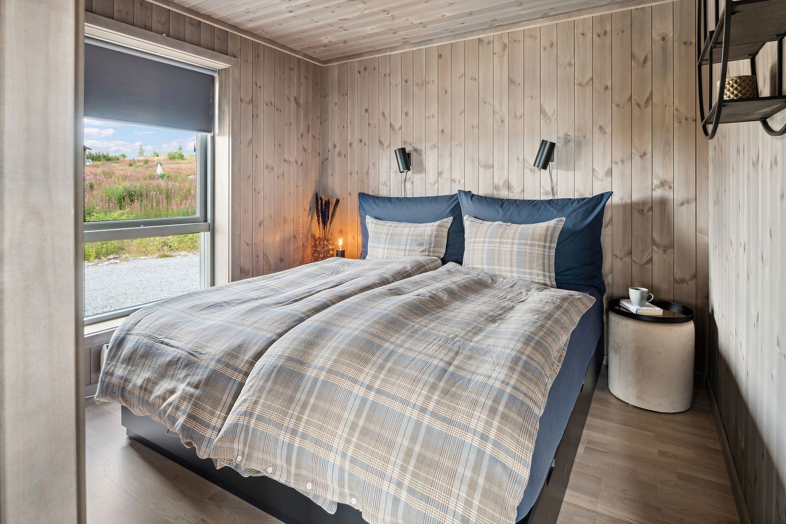 Hytta kan skilte med et romslig hovedsoverom med gjennomførte materialvalg som gir soverommet en behagelig og rolig atmosfære - perfekt for å trekke seg tilbake etter en lang dag ute i frisk fjelluft. Galleribilde