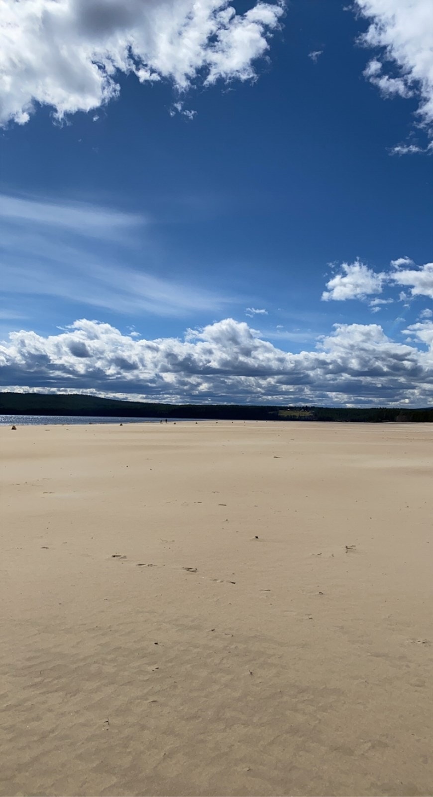 Osensjøen har kanskje innlandets fineste og lengste sandstrand på ca. 1 km, her er det aldri trangt om plassen! Galleribilde