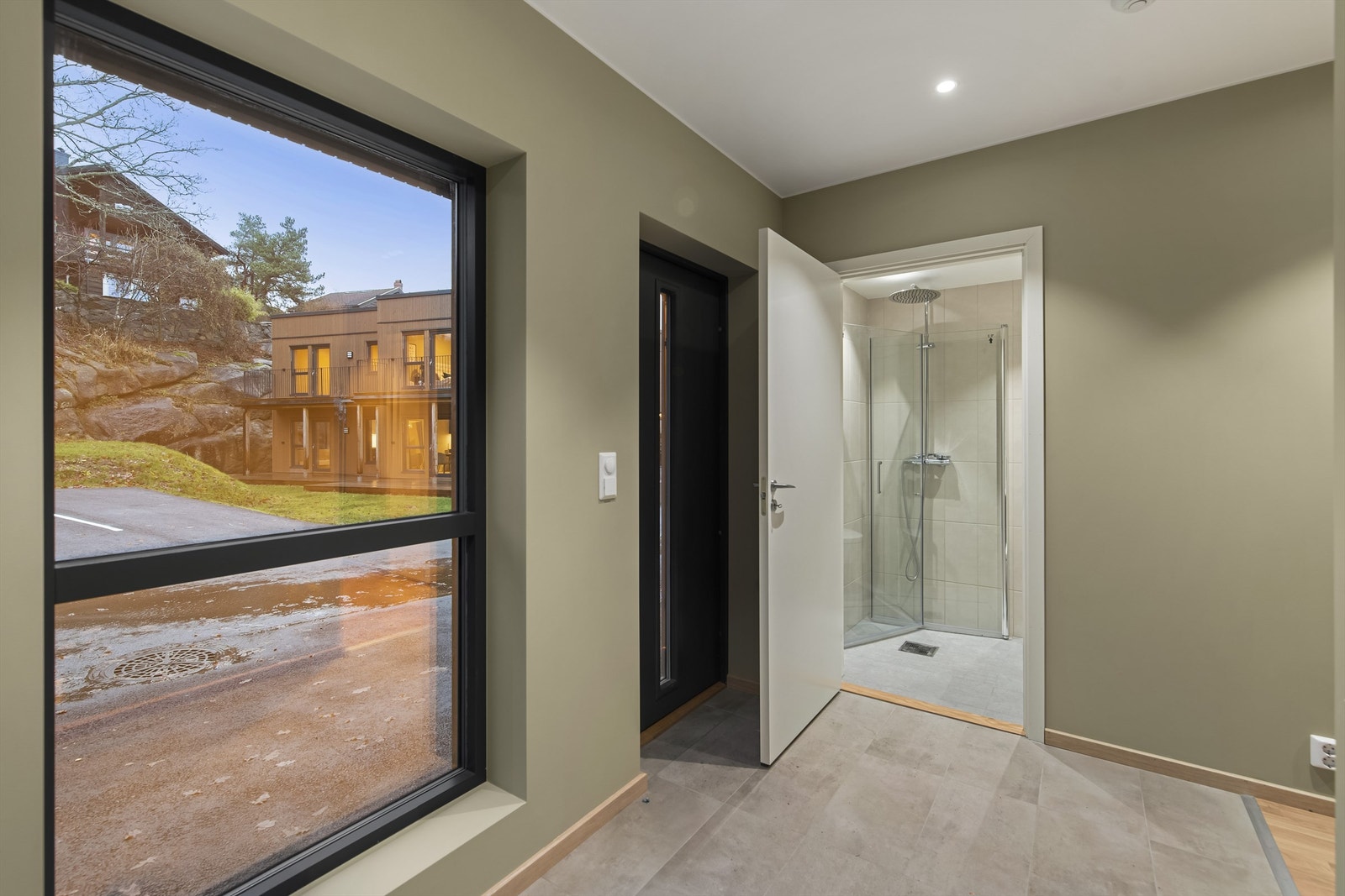 Entreen - hvor du har tilgang til badet i 1.etasje. Praktisk om du har småbarn i hus eller hund du skal gjøre ren etter en tur ute. Galleribilde