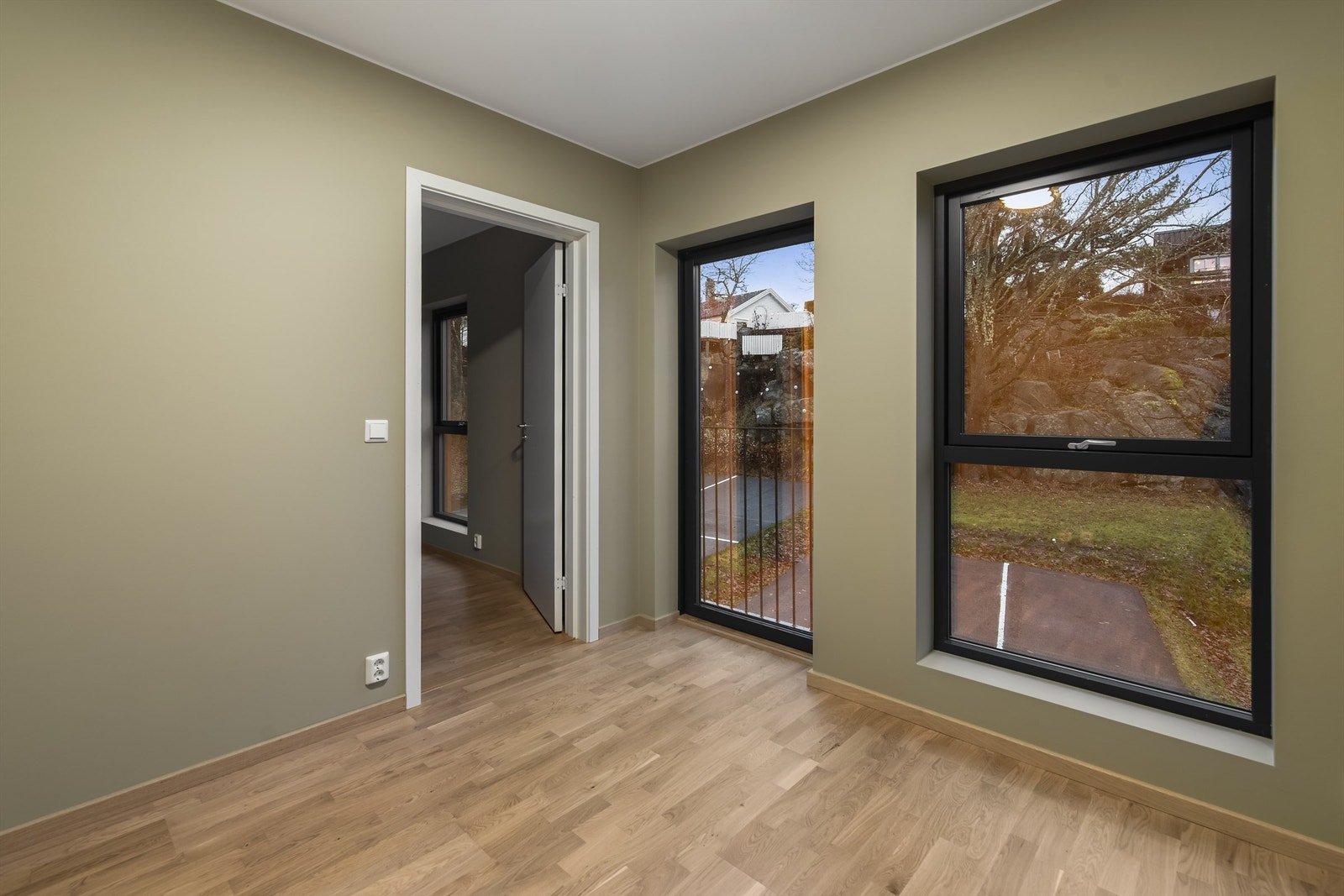 Soverom nr. 2 med store vindusflater. Galleribilde