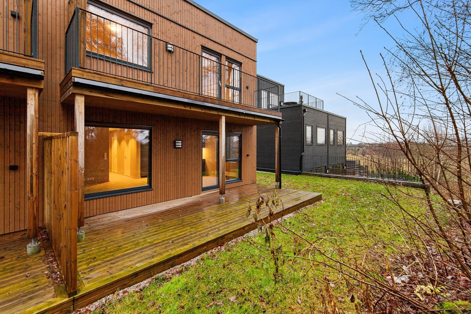 Balkong i andre etasje og uteplass i første etasje Galleribilde