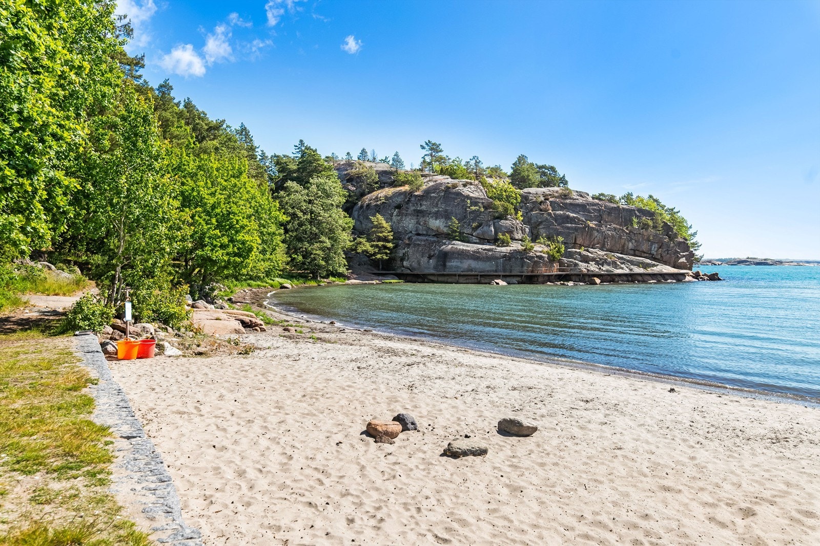 Skjellvika ligger innenfor gåavstand - en populær badestrand. Galleribilde