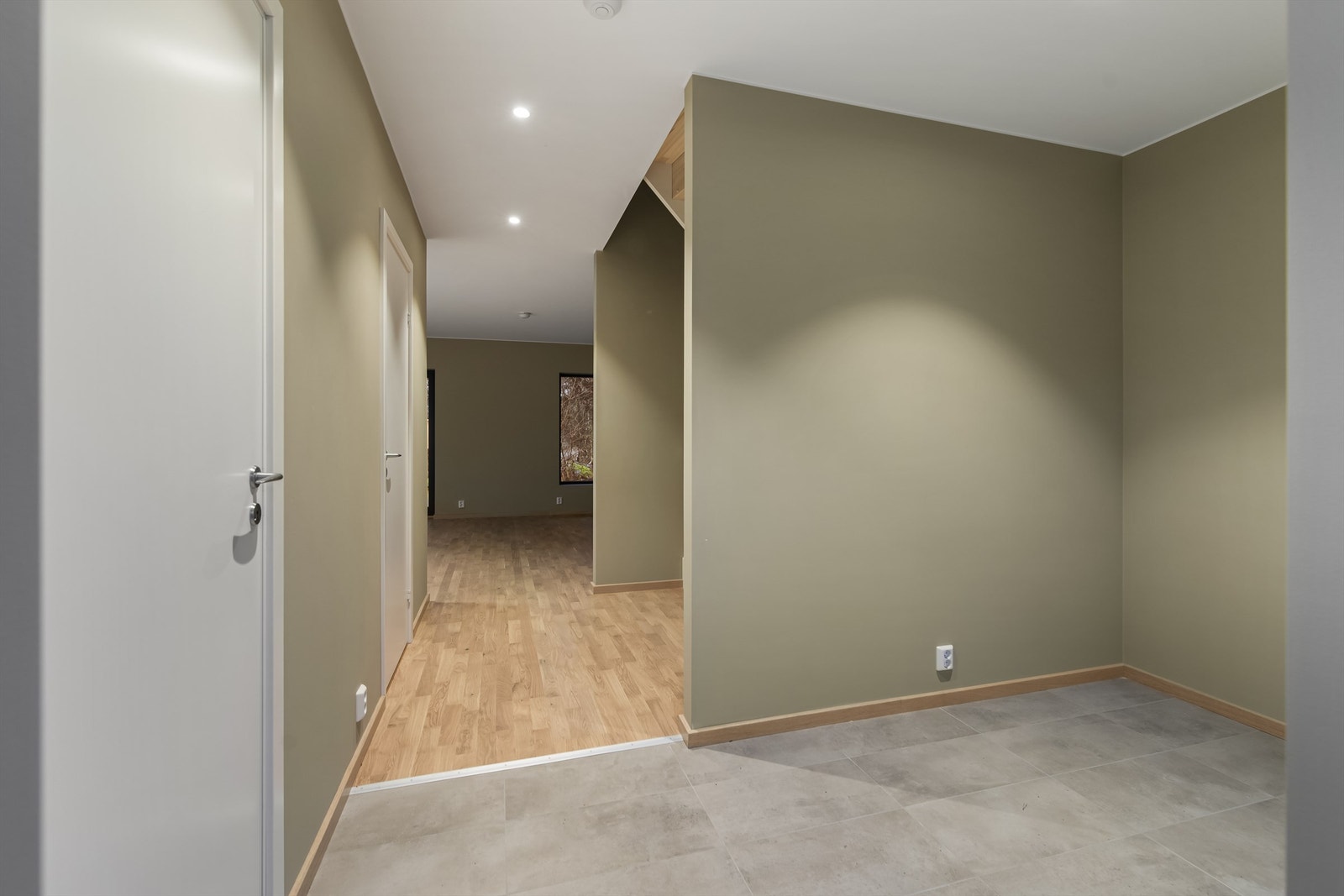 Flislagt entre med varme i gulvet. Det er god plass til garderobeskap. Galleribilde