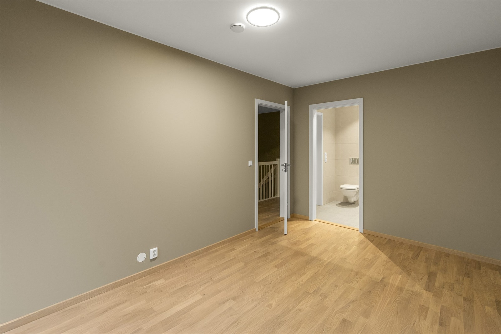 Soverommet har egen inngang til hovedbadet. Galleribilde