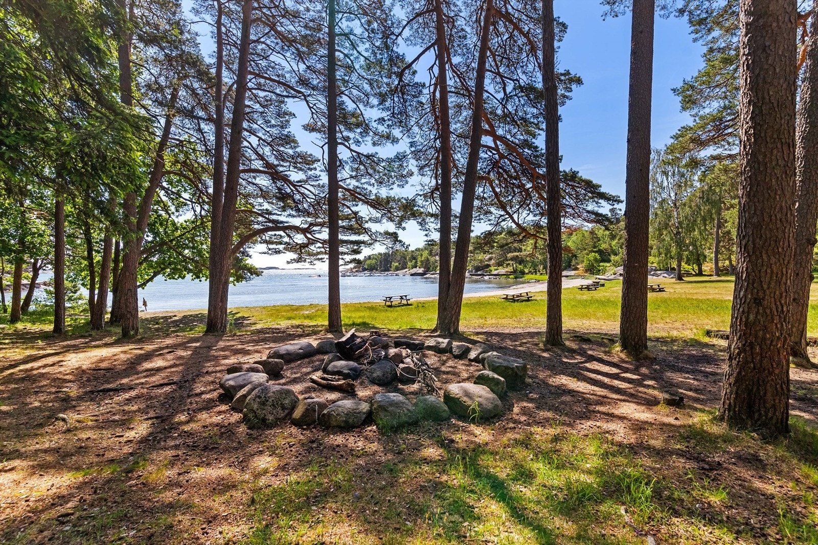 Skjellvika - mange tar også turen hit høst- vinter og vår for å tenne bål og kose seg ved sjøen. Galleribilde