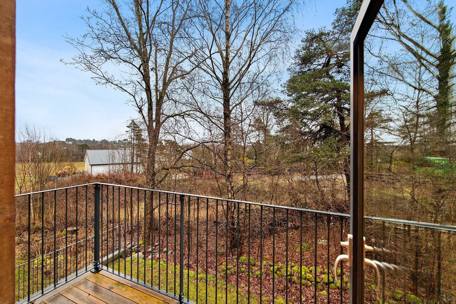 Fra soverommet har du egen utgang til balkong. Usjenert og følelsen av å bo landelig. Galleribilde