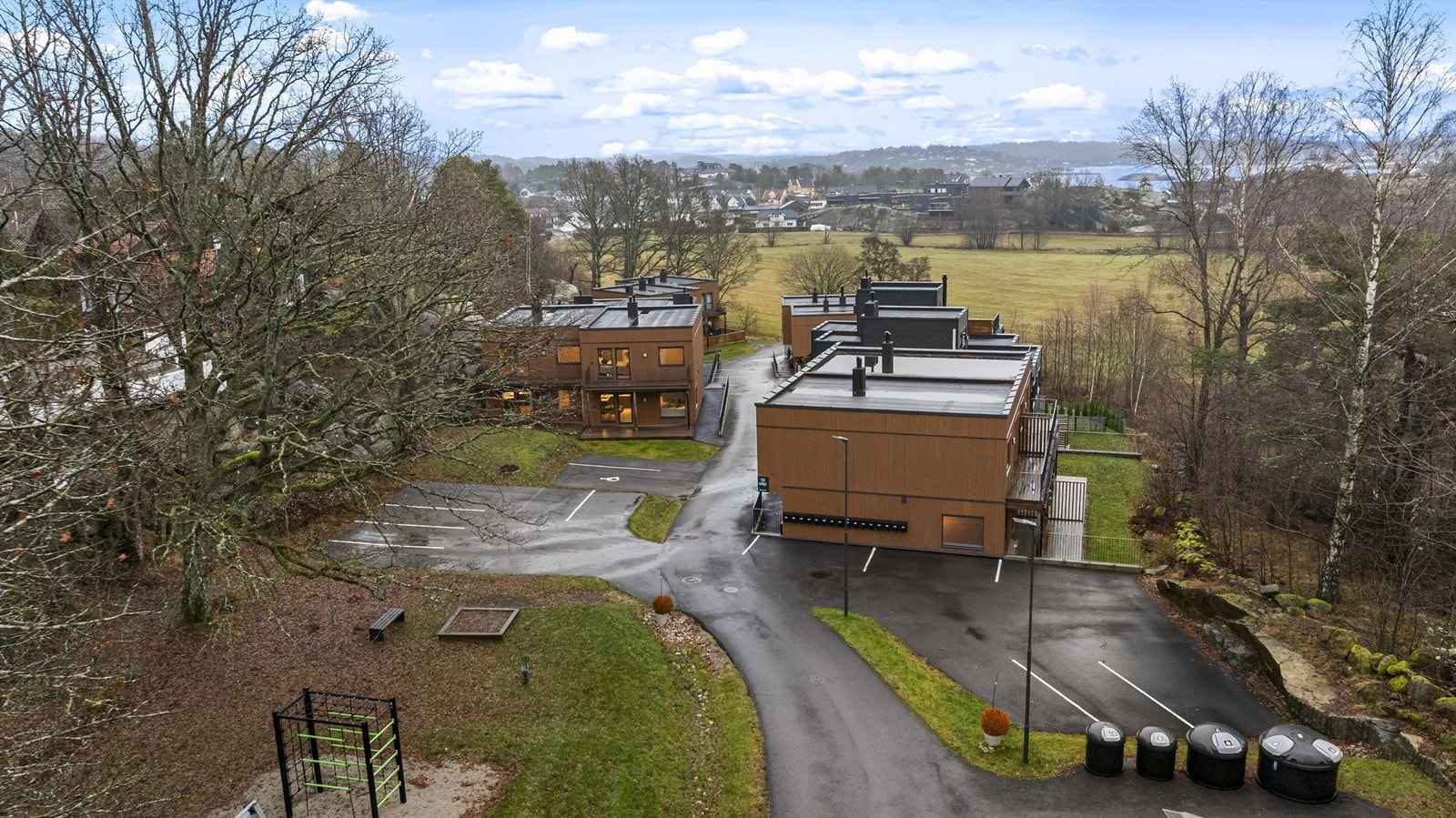 Eikelyhagen - Buskveien ligger som en skjermet og hyggelig oase innerst i et rolig, lite trafikkert boligområde - et sted der hverdagen fungerer sømløst for både små og store. Galleribilde