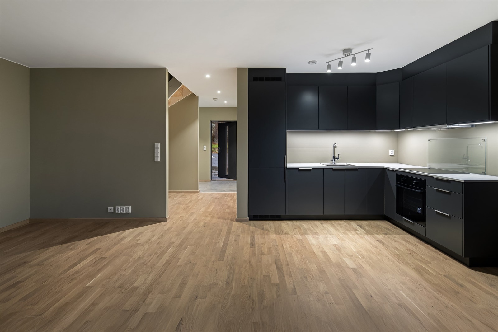 Kjøkkenet er fra Drømmekjøkken med integrerte hvitevarer. Galleribilde