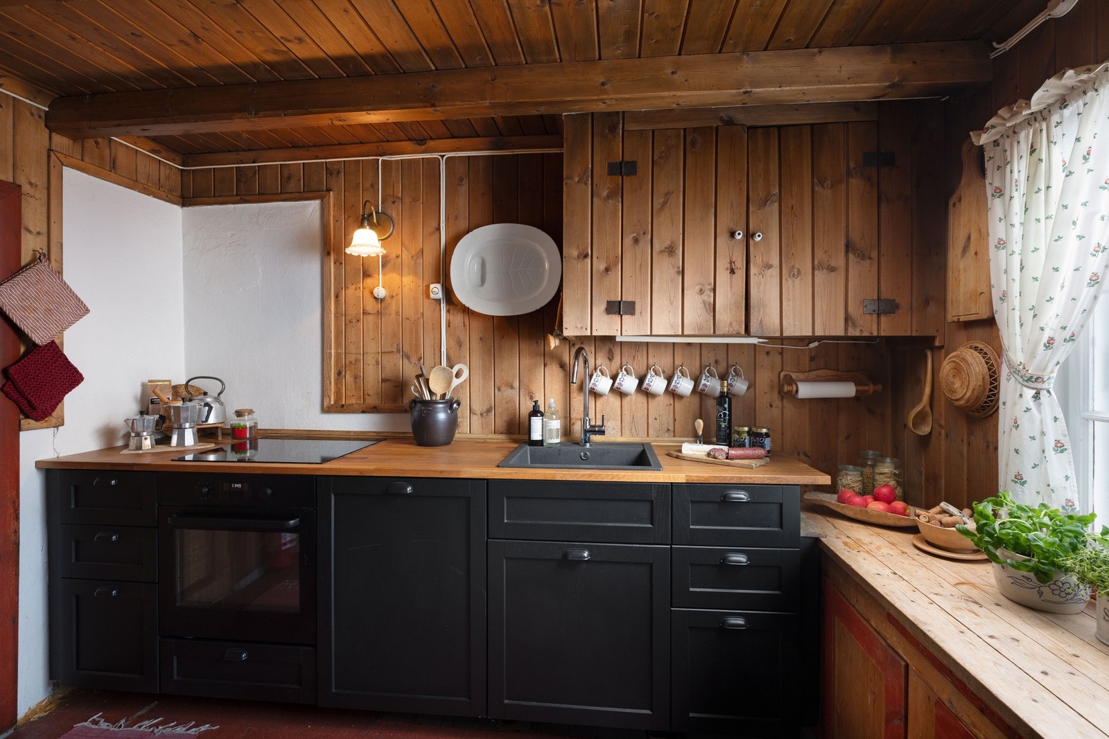 Kjøkkenet har integrert oppvaskmaskin, stekeovn og koketopp Galleribilde