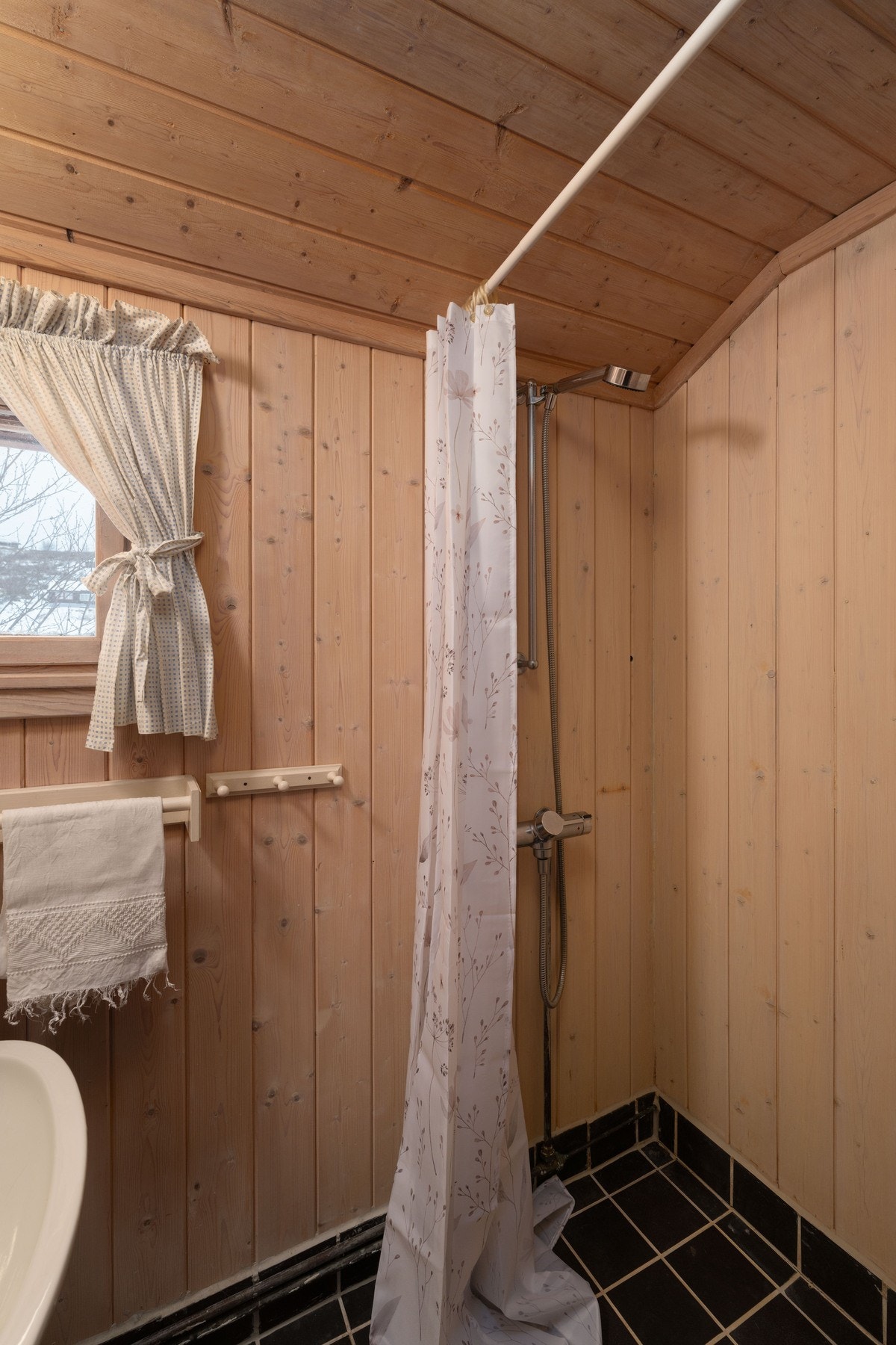 Badet har flislagt gulv Galleribilde