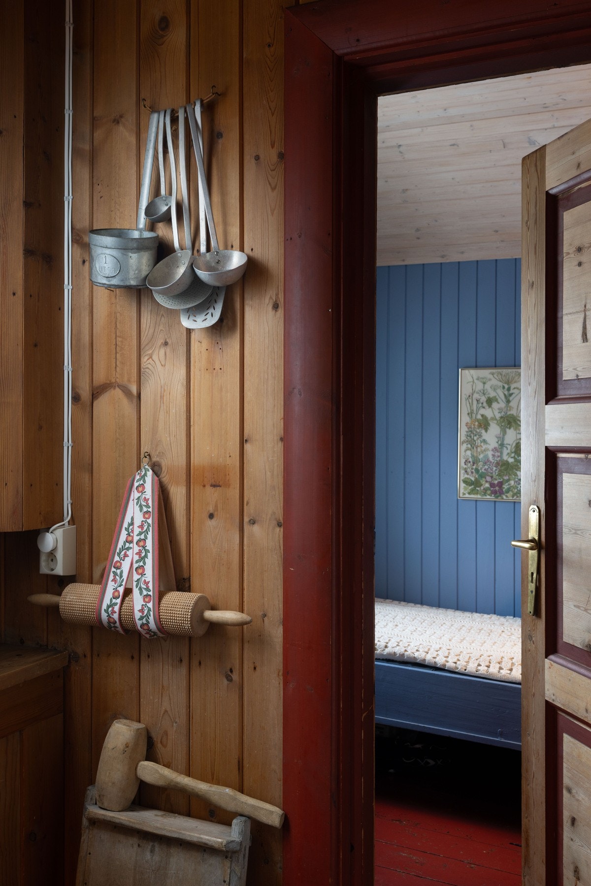 Fra kjøkkenet kommer man inn til ett av hyttens soverom Galleribilde