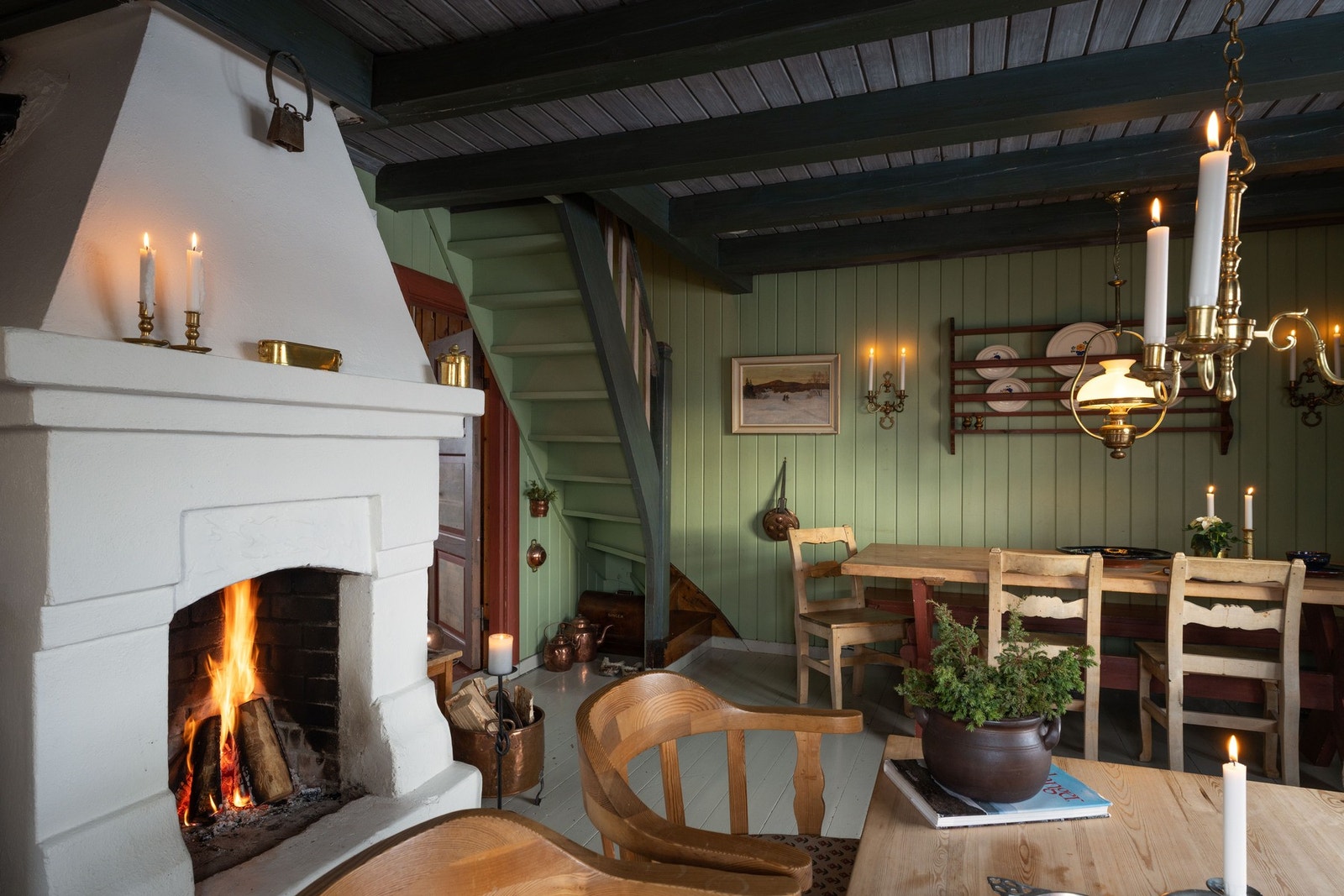 Den koselige hyttefølelsen brer seg rundt deg når du trer inn i hytten Galleribilde