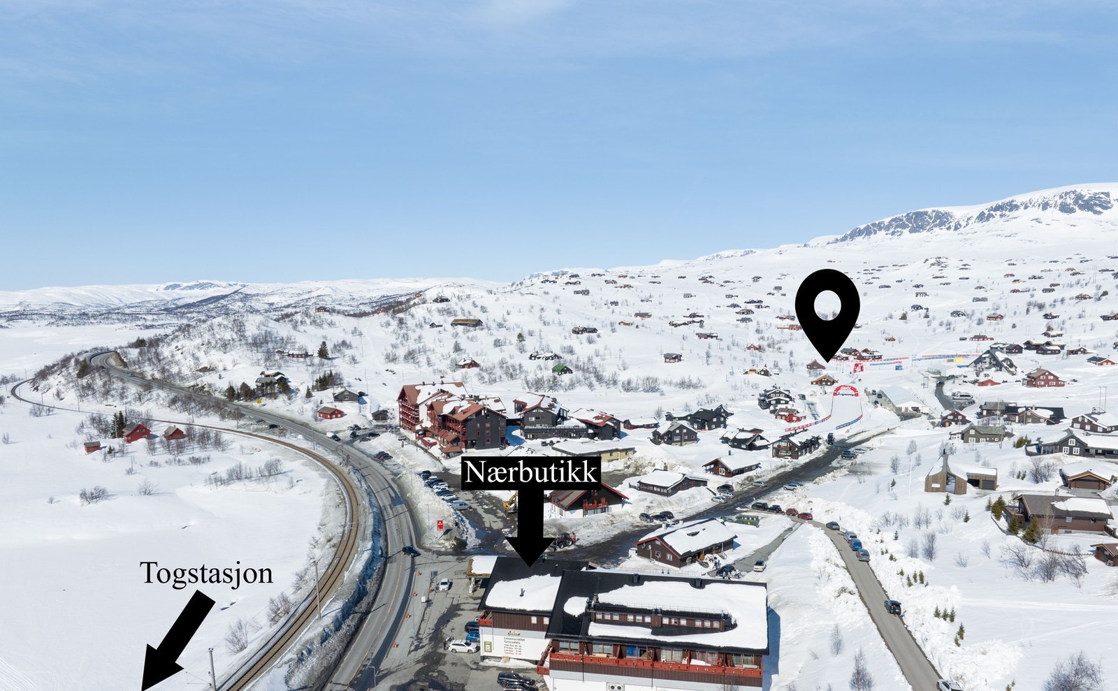 Nedenfor hytten finner man nærbutikken og togstasjonen - med majestetiske Hallingskarvet som bakteppe Galleribilde