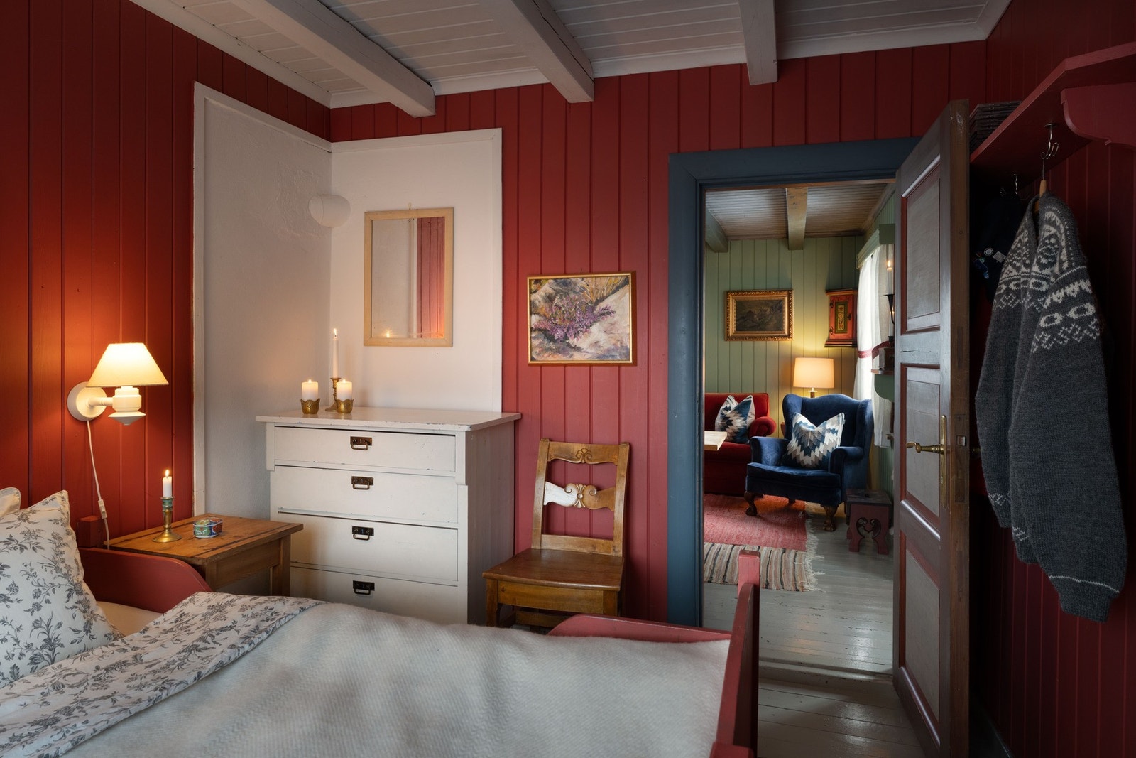 Drøm søtt i myke dyner omringet av frisk fjelluft Galleribilde