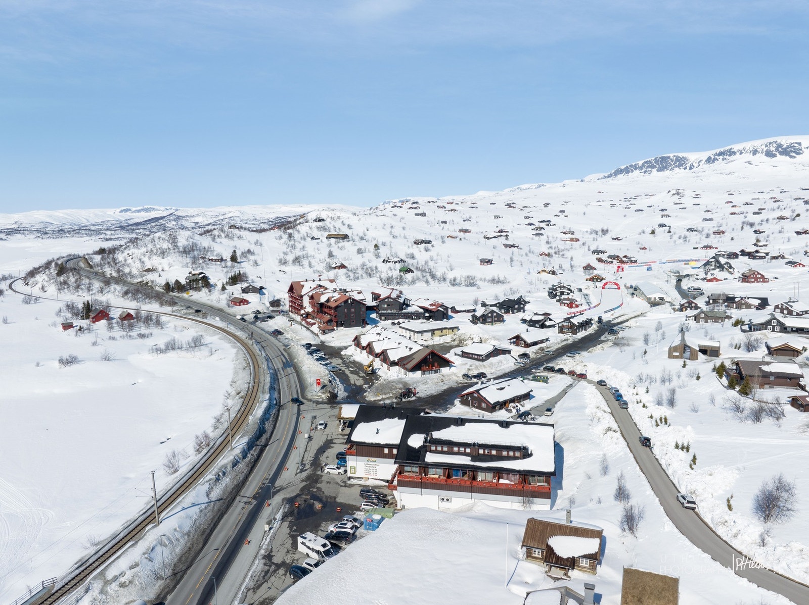 Med togstasjonen rett i nærheten har man enkel ankomst fra Oslo i øst og Bergen i vest Galleribilde
