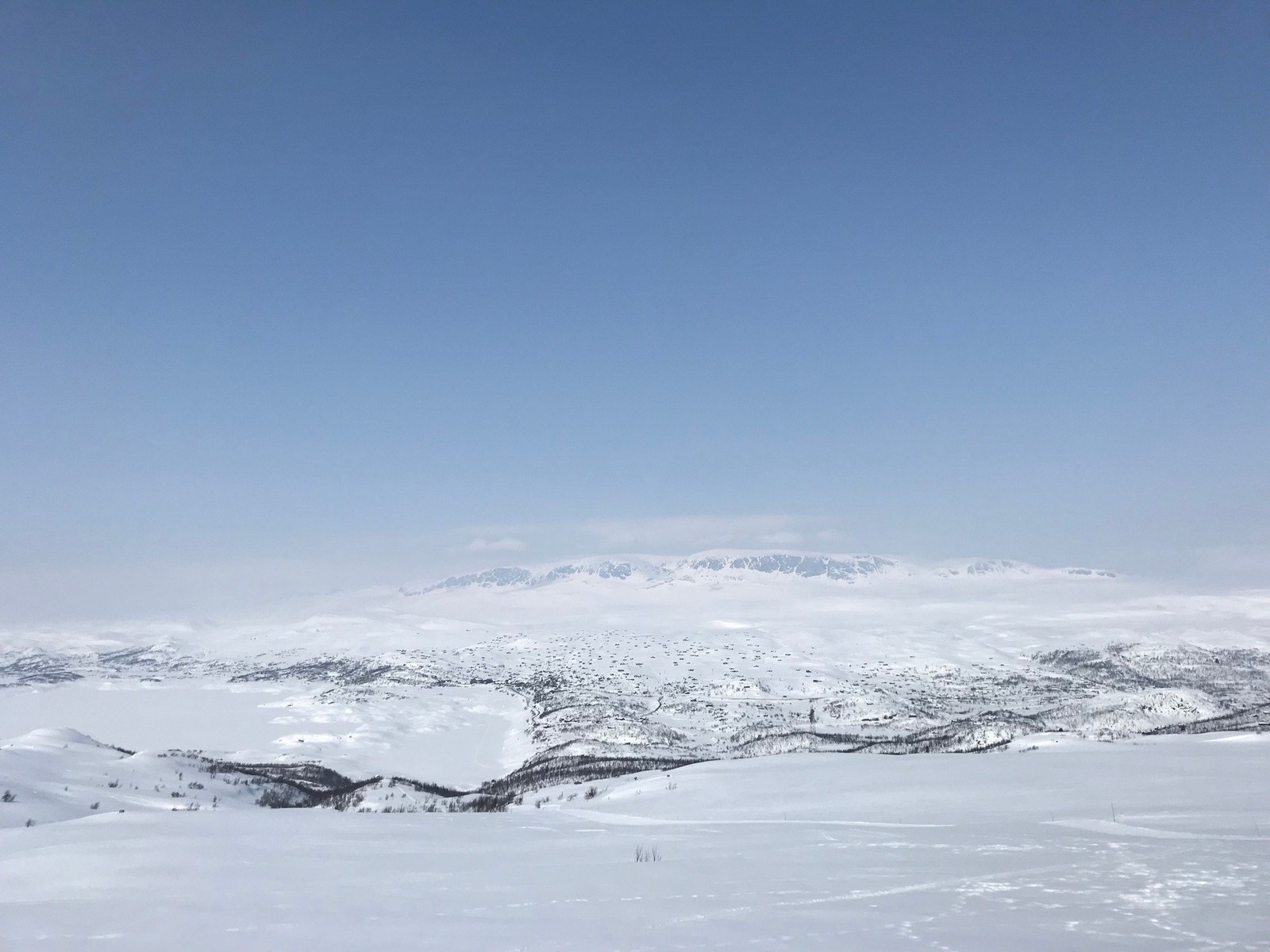 Fra hytten har man endeløse turmuligheter både til fots og på ski Galleribilde
