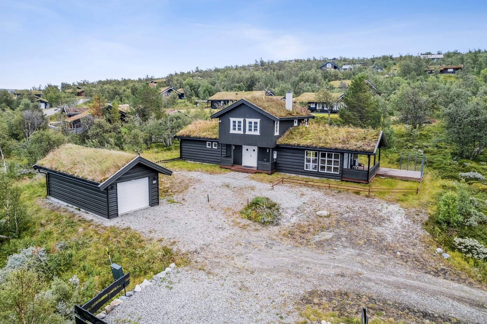 Parkeringen er god; i en garasje med bod og på en gruslagt gårdsplass på tunet. Galleribilde