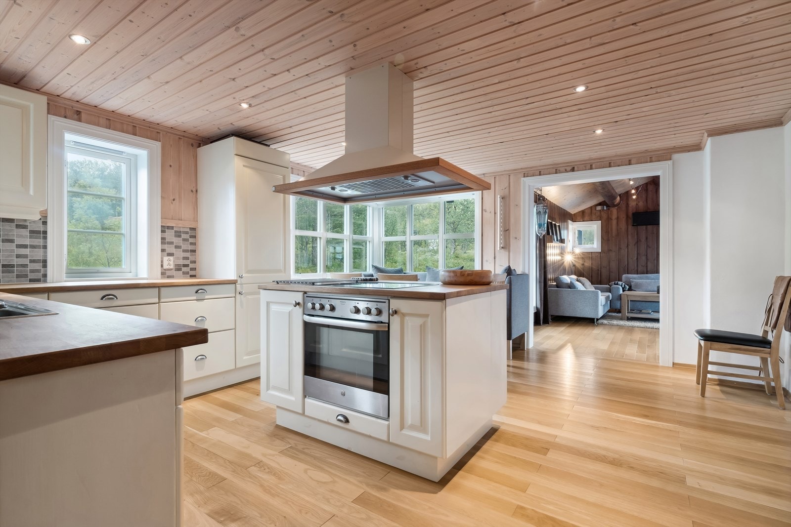 Et flott kjøkken fra Tynset er hjertet i hytta, med øy, god skapplass og dels integrerte hvitevarer. Galleribilde