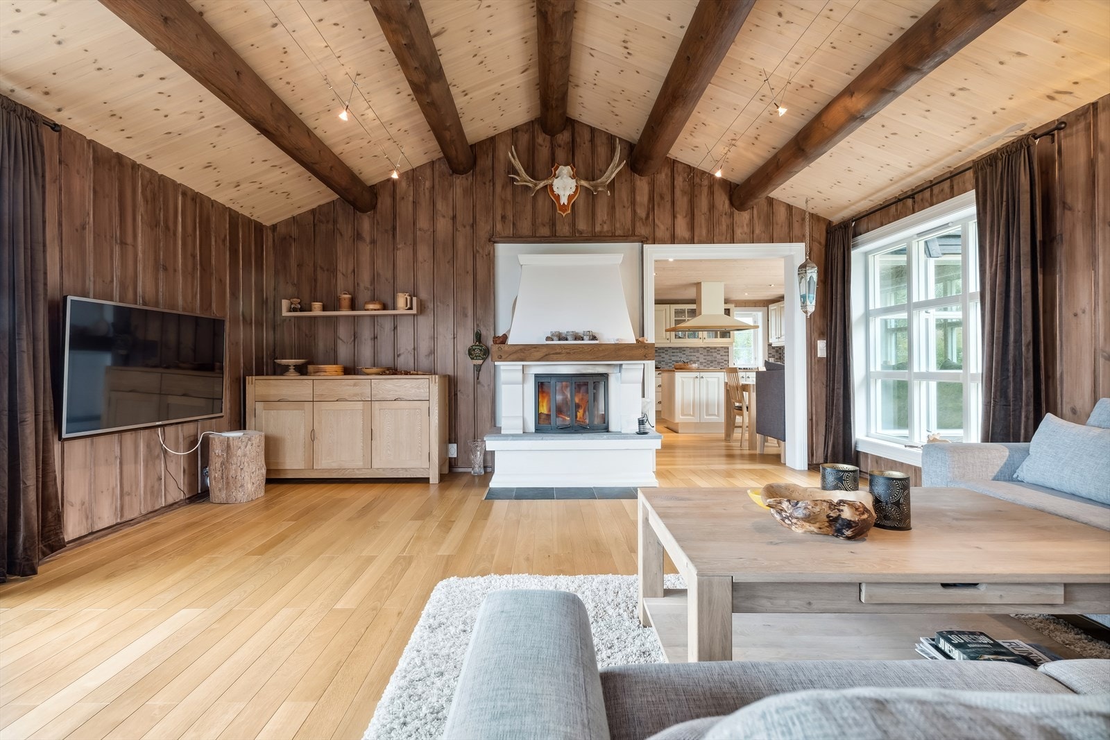 En murt peis med innsats sørger for ekstra varme og hygge i stuen. Galleribilde