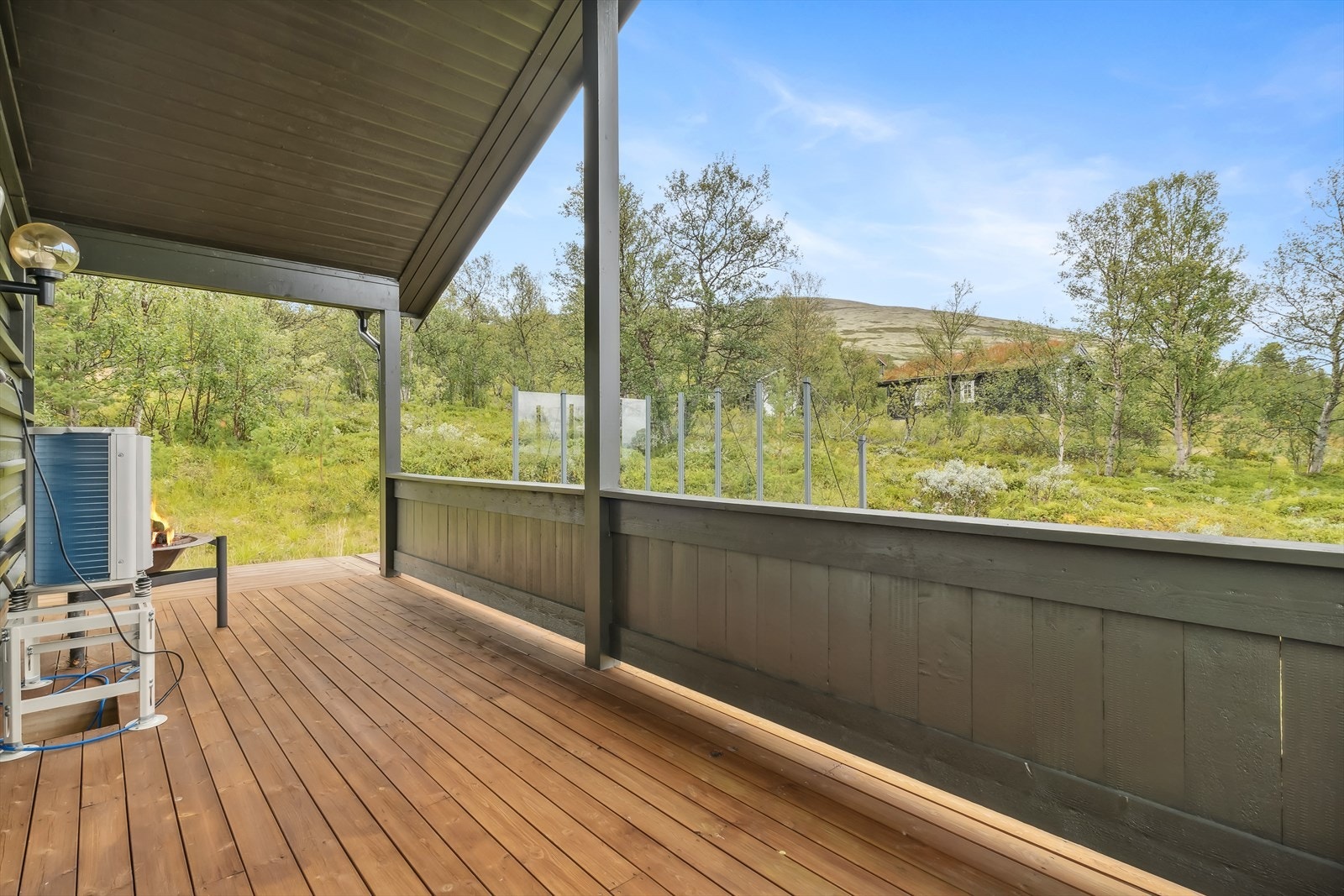 Fra stuen er det utgang til en herlig og delvis overbygd terrasse på ca. 37 kvm. Galleribilde