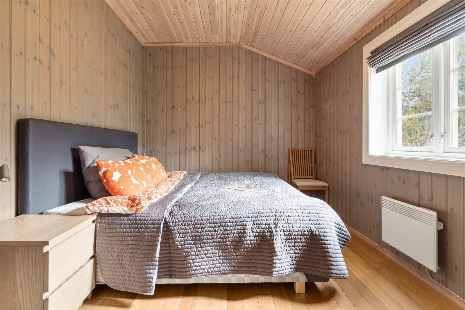 Hytta har tre koselige soverom, ett i første etasje og to sammen i andre etasje. Galleribilde