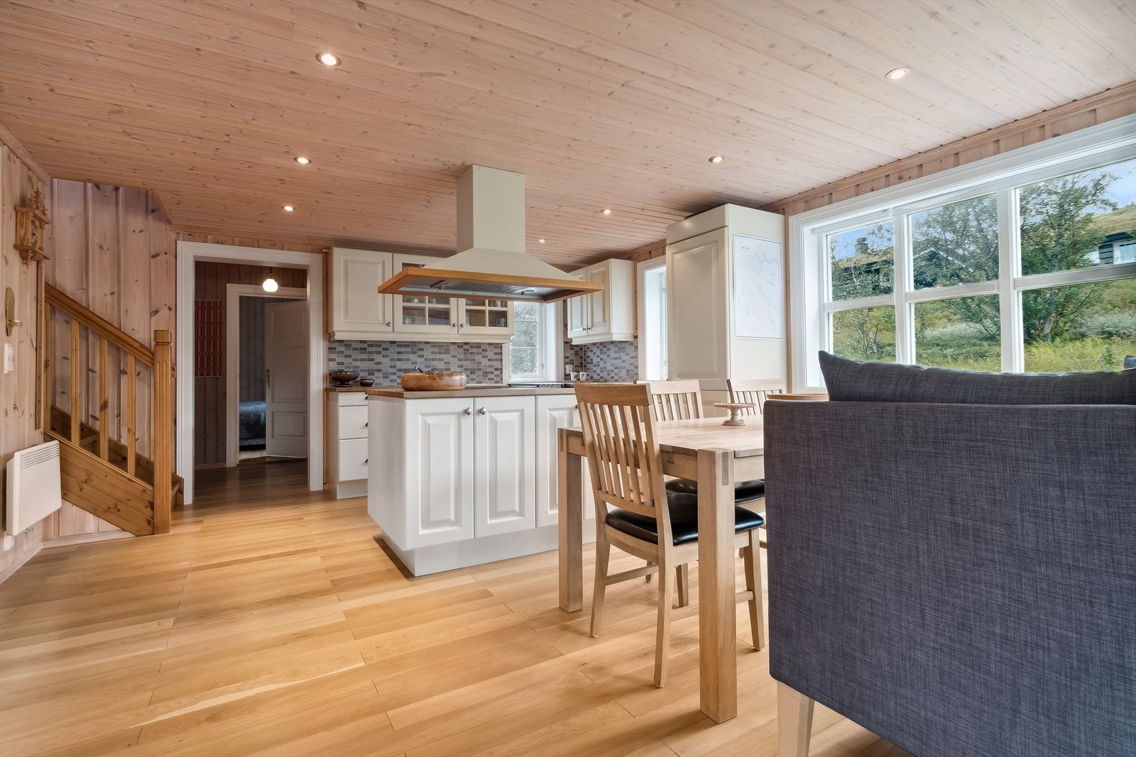 Her samles venner og familie for hyggelige måltider rundt et langbord. Vifte fra Røroshetta. Galleribilde