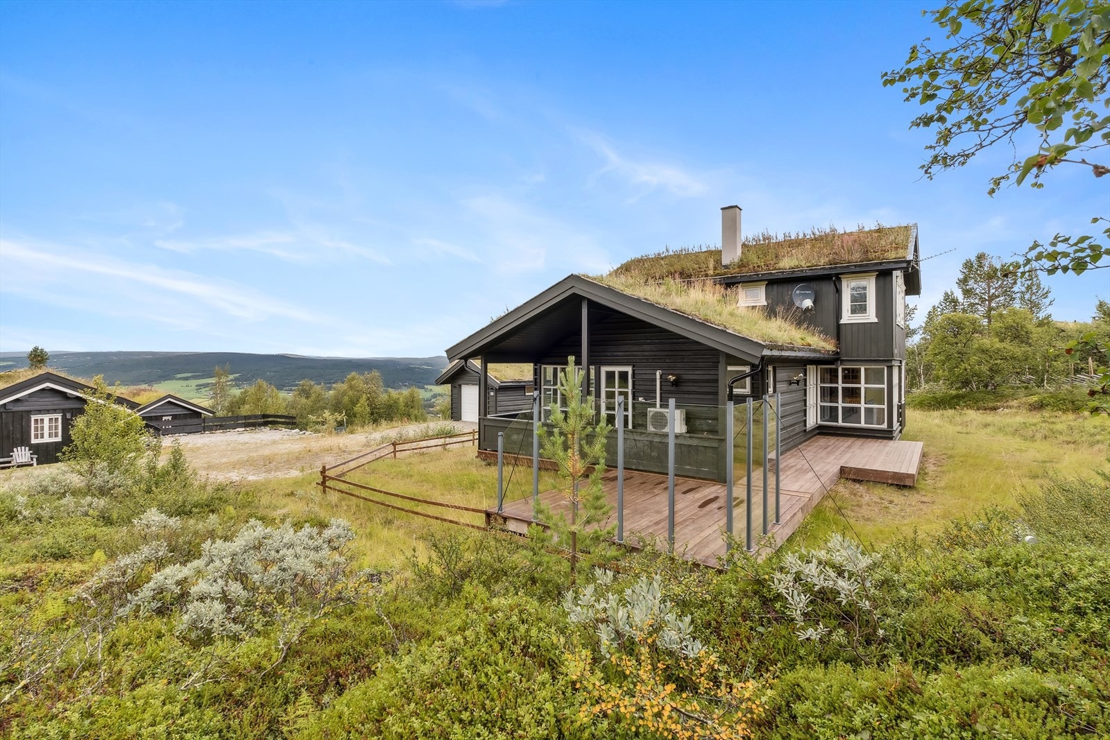 Tomten er på ca. 1109,6 kvm, med gress, lyng, trær og annen stedlig vegetasjon. Galleribilde