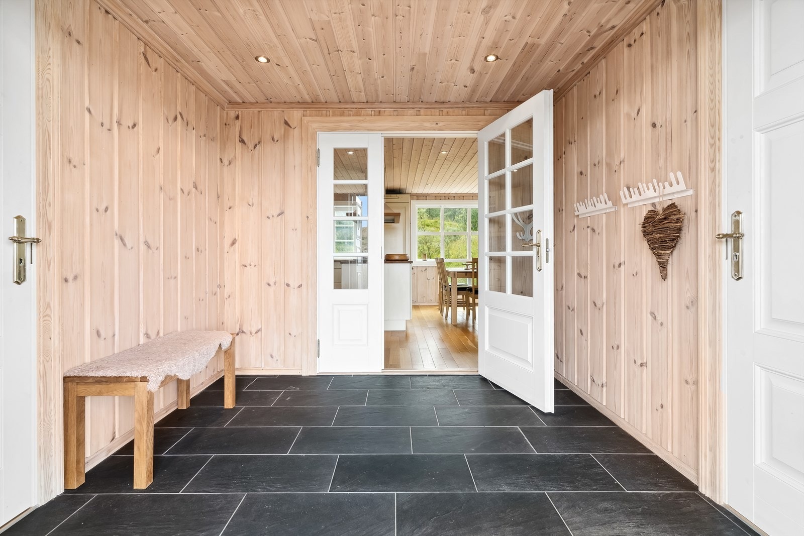 Man ønskes velkommen av en innbydende entré med varmekabler, egen bod og store, sorte gulvfliser. Galleribilde