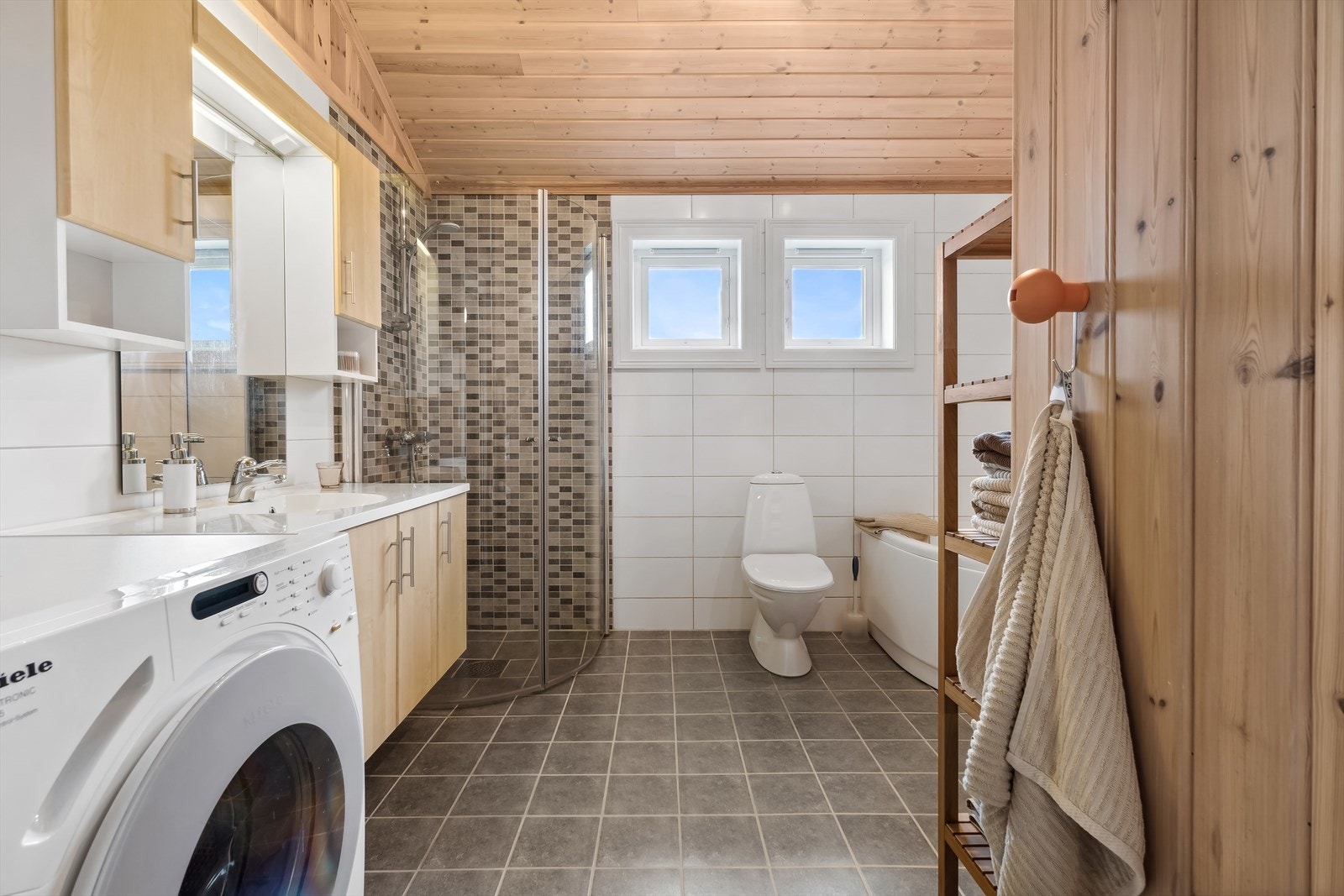 Hovedbadet er utstyrt med opplegg for vaskemaskin. Galleribilde