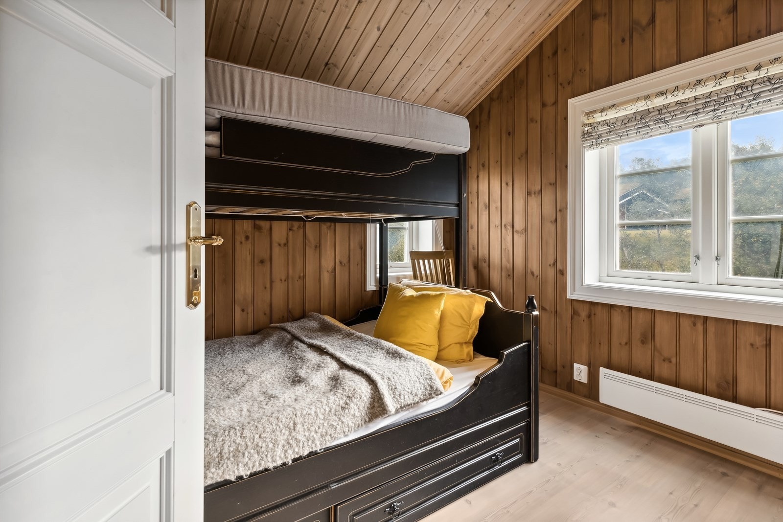 Soverommene oppe måler ca. 6,7 kvm her, og rommet nede har et areal på ca. 10,4 kvm. Galleribilde