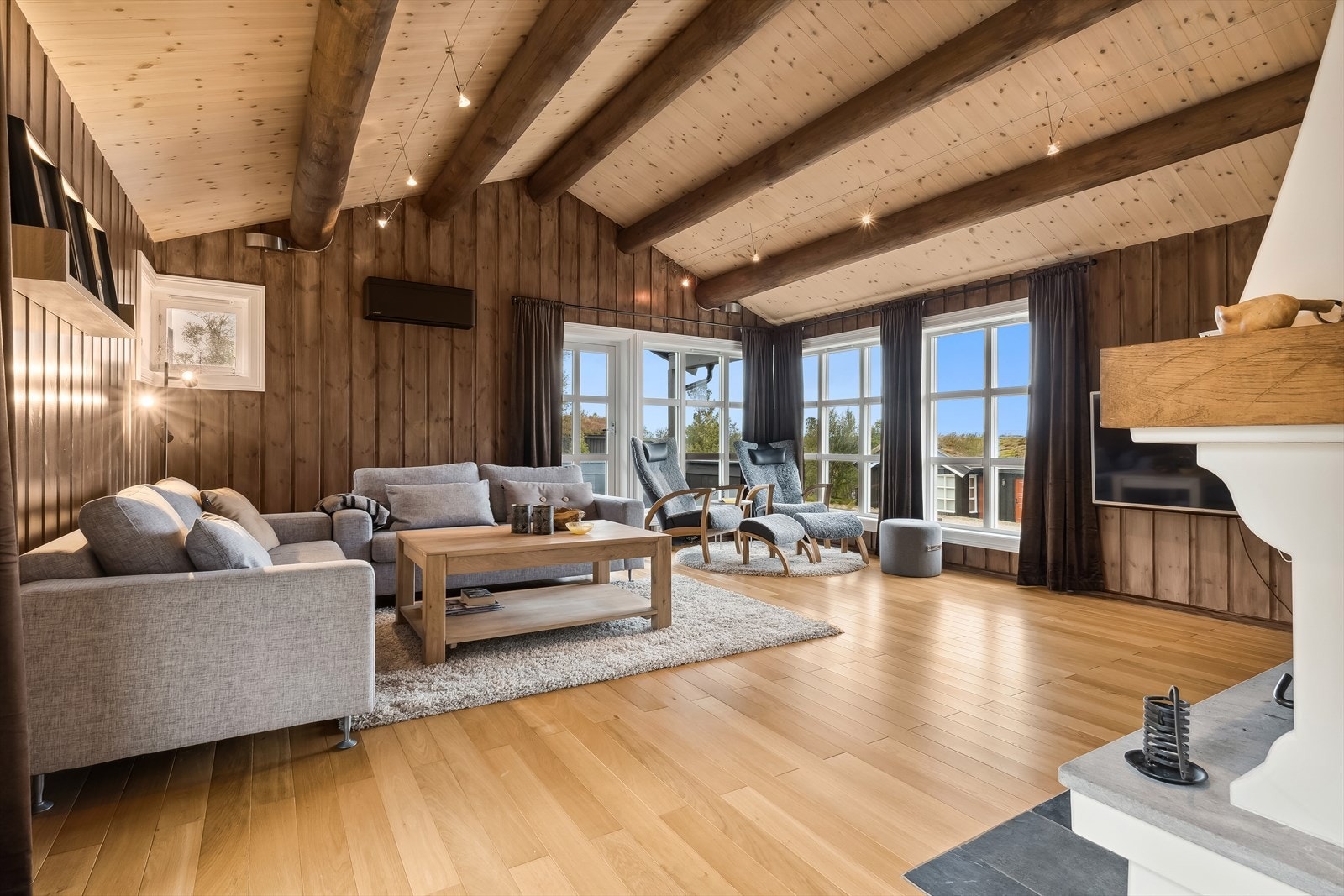 Aktiv Eiendomsmegling v/Kirsti Næss Olsen har gleden av å presentere Elvhøgfaret 25. Foto Vidar Alvik/Grattis foto. Galleribilde