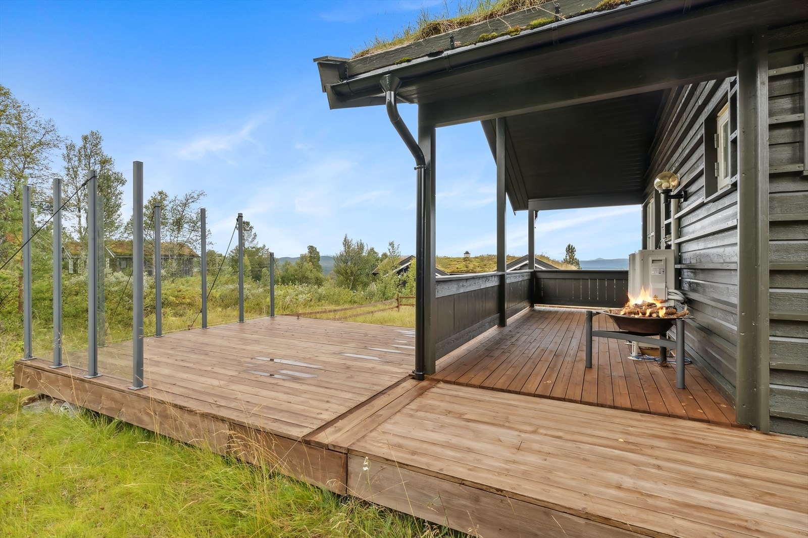 Belysning er montert, og terrassen innredes enkelt i ulike soner. Galleribilde