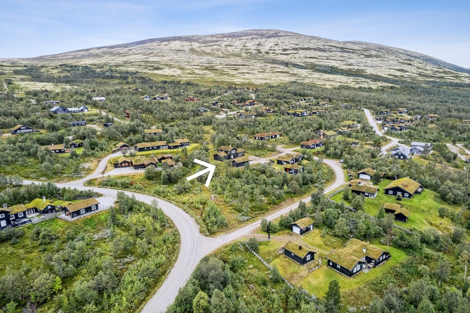 Hytta ligger høyt og fritt i vakker natur, med vidstrakt utsikt over det idylliske landskapet. Galleribilde