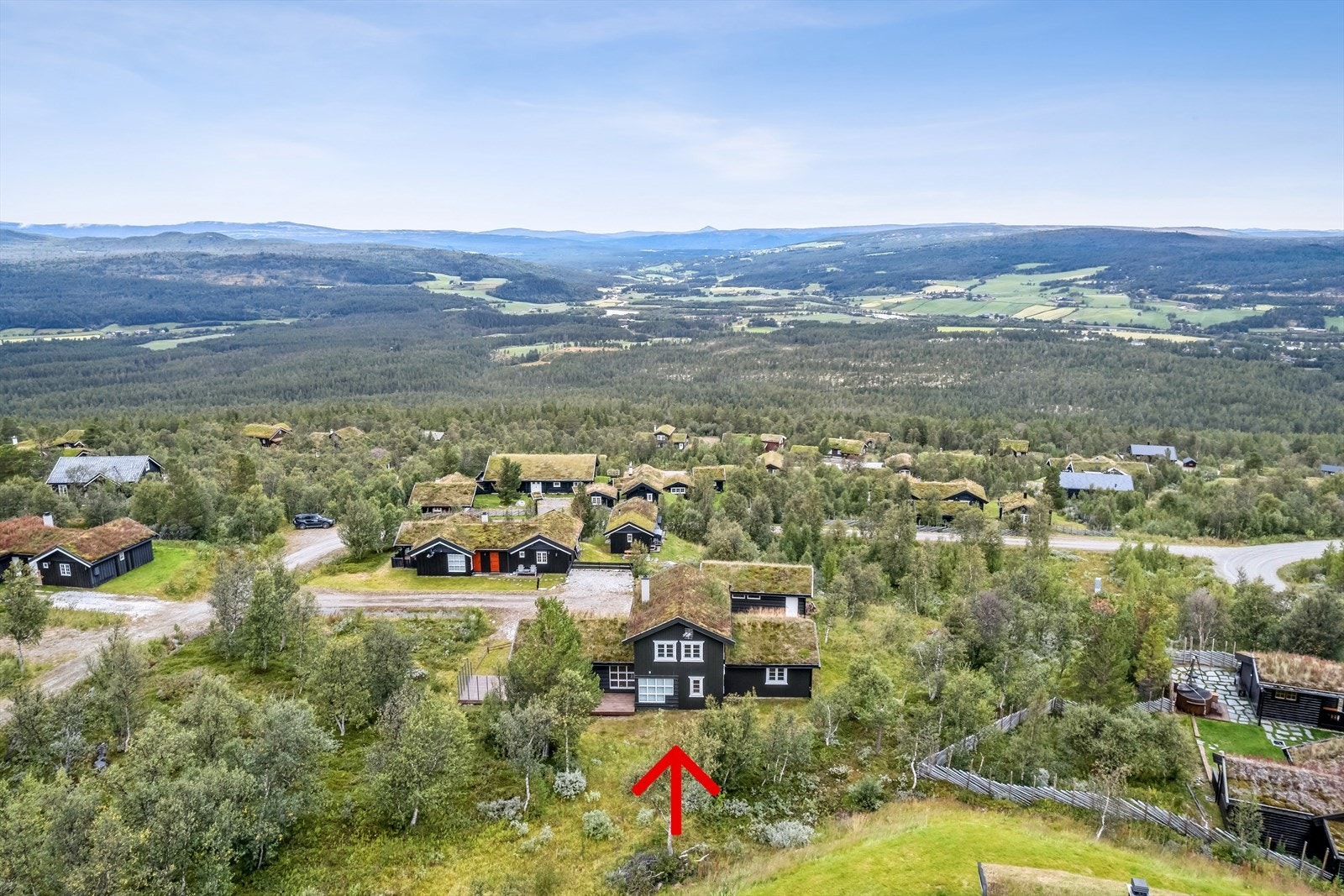 Hytta ligger fint til med utsikt mot Forollhogna Galleribilde