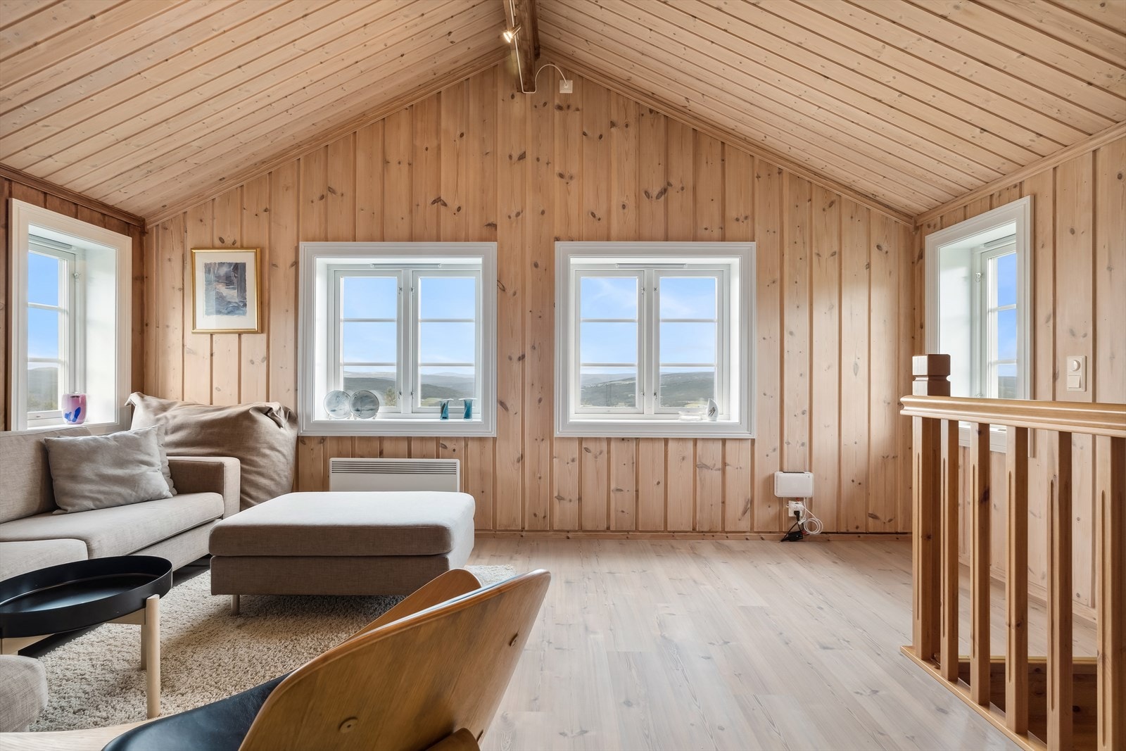 I andre etasje finner man en hyggelig stue med vidstrakt utsikt, et ekstra oppholdsrom for både lek og avslapning. Galleribilde